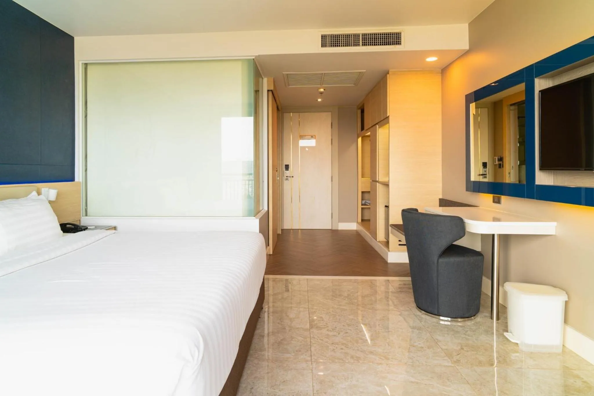 Bedroom, Bed in Pattaya Discovery Beach Hotel - SHA Extra Plus