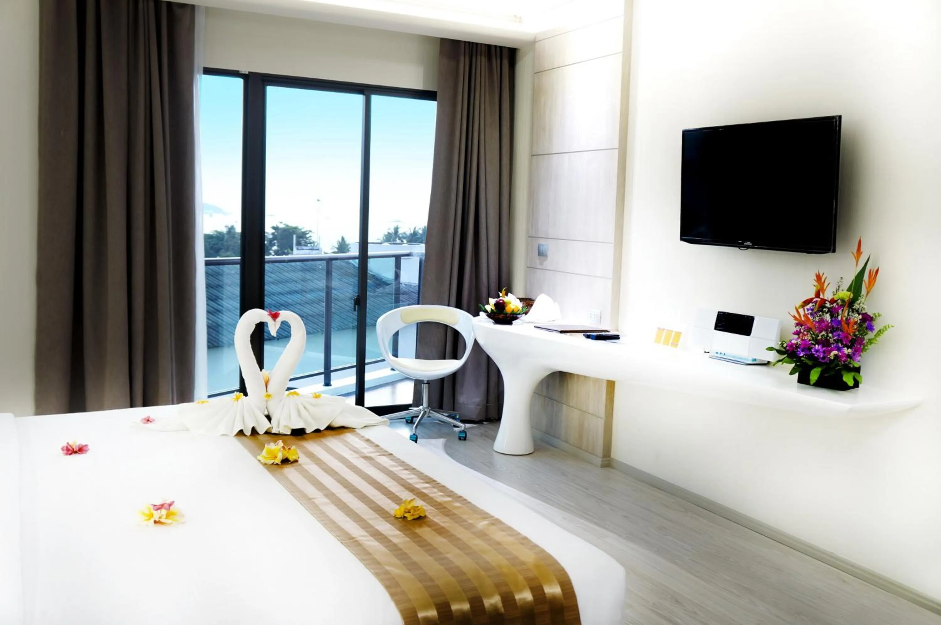 Balcony/Terrace, Bed in Pattaya Discovery Beach Hotel - SHA Extra Plus