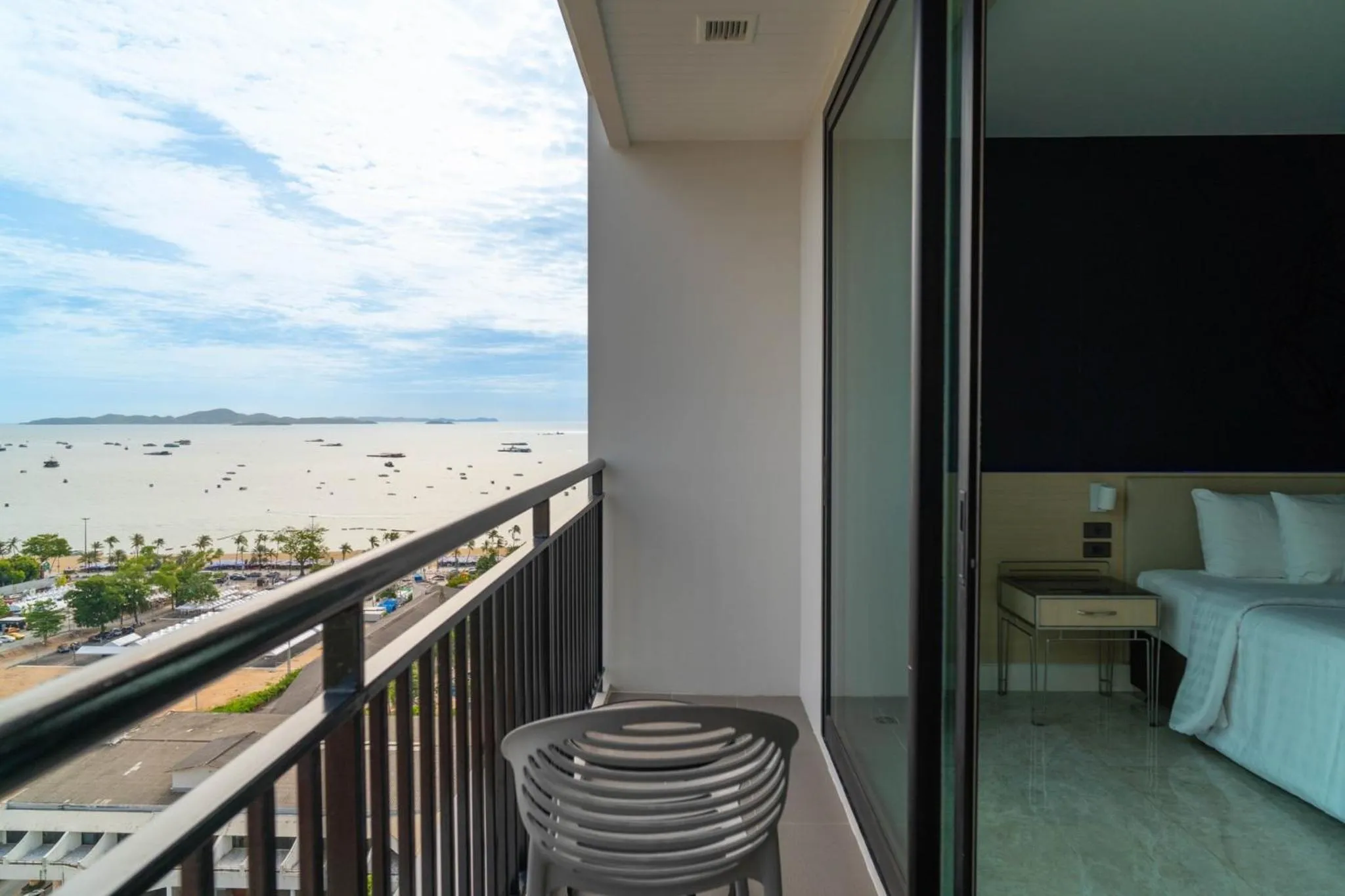 View (from property/room), Bed in Pattaya Discovery Beach Hotel - SHA Extra Plus