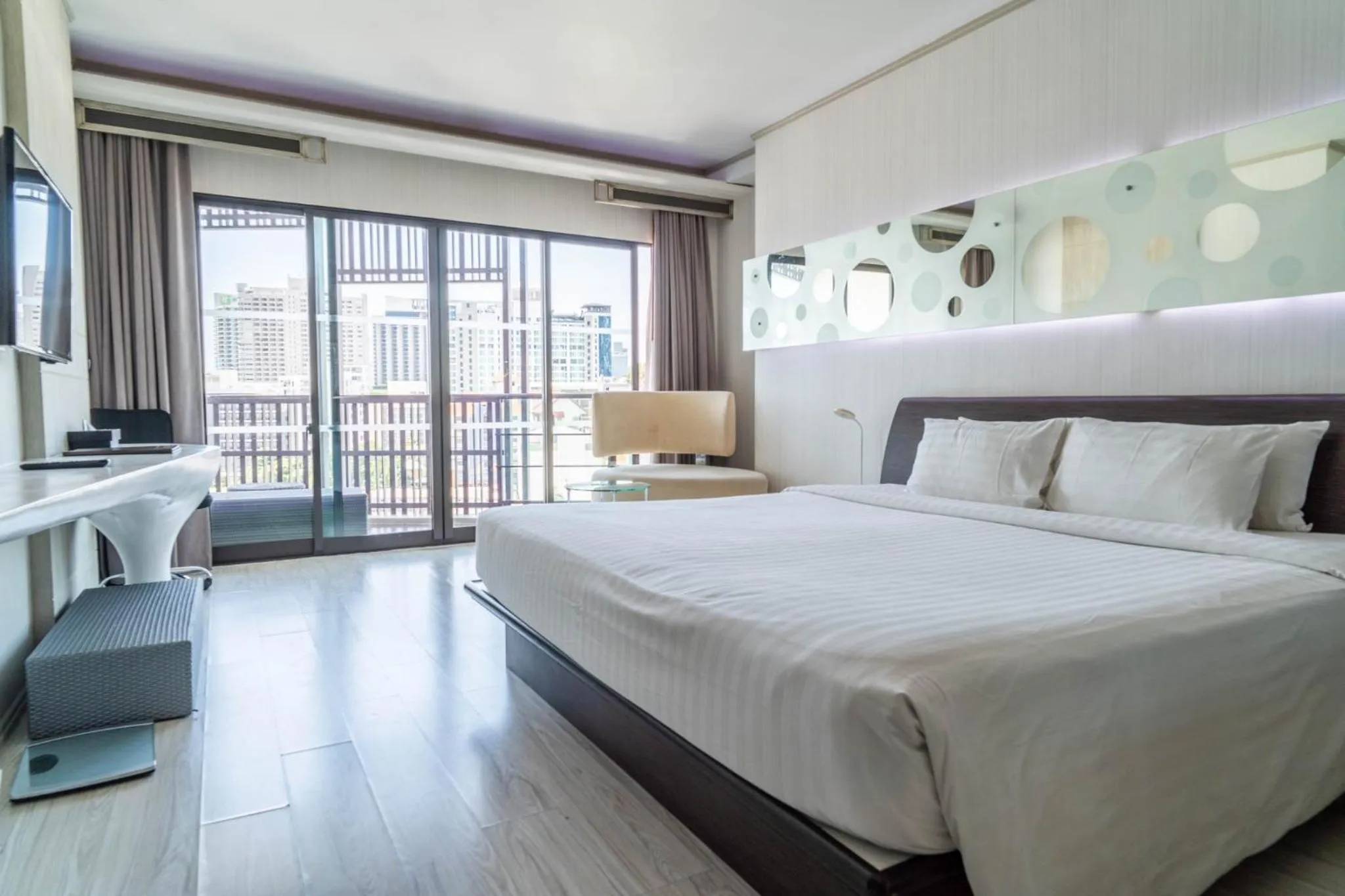 Bedroom, Bed in Pattaya Discovery Beach Hotel - SHA Extra Plus