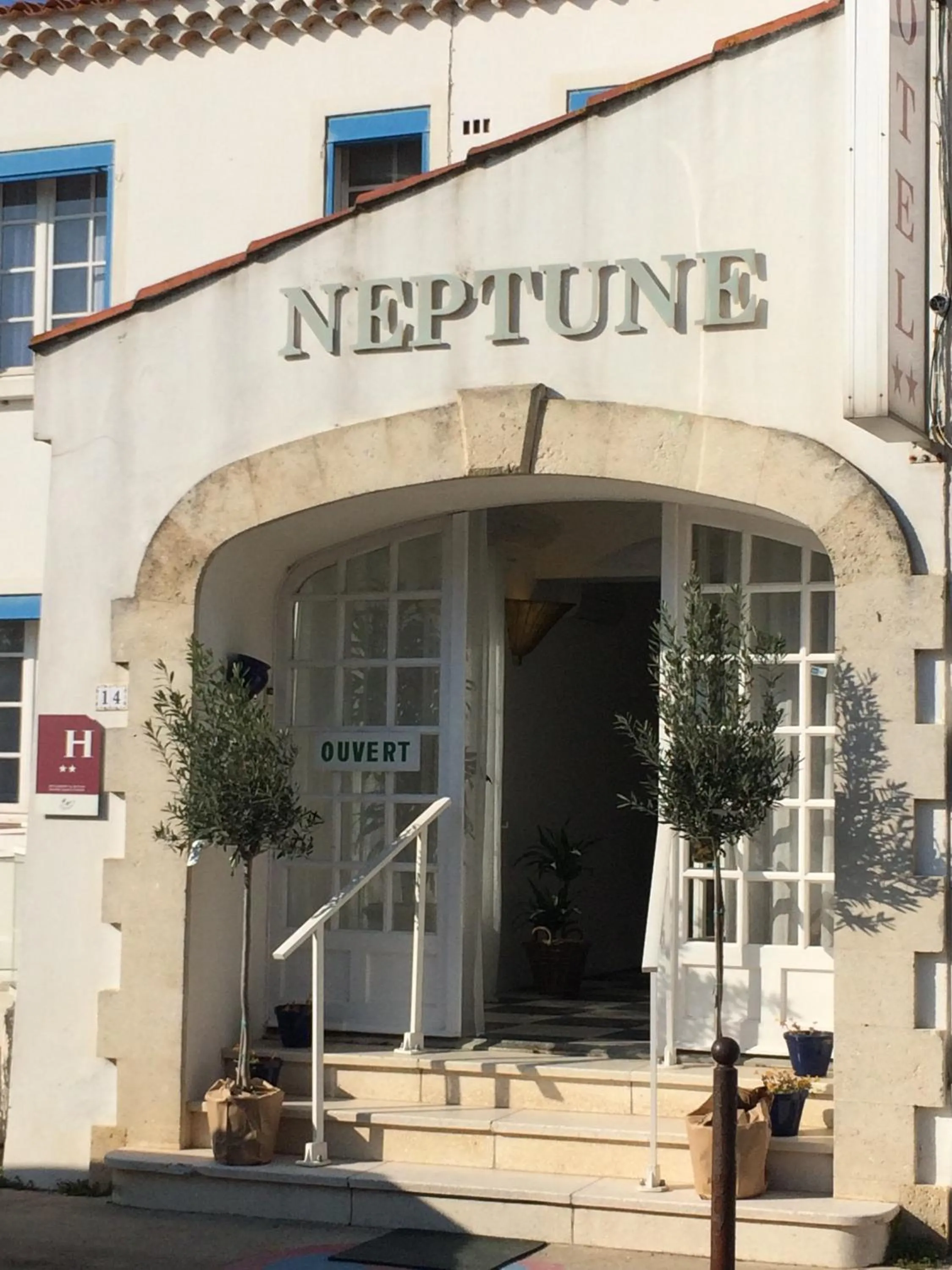 Facade/entrance in Hôtel Le Neptune en Camargue