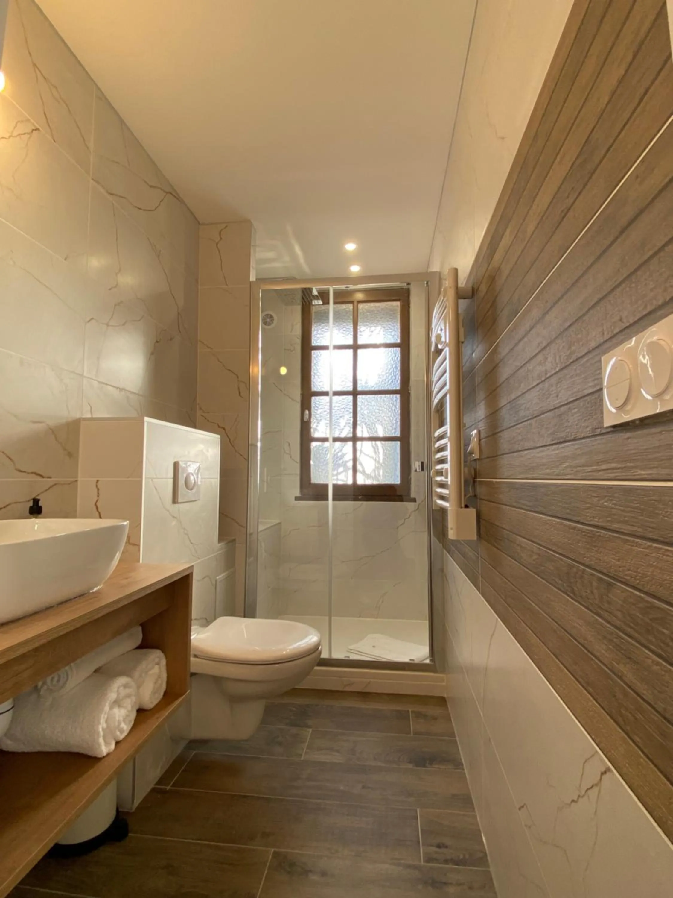 Shower in Hôtel Le Neptune en Camargue