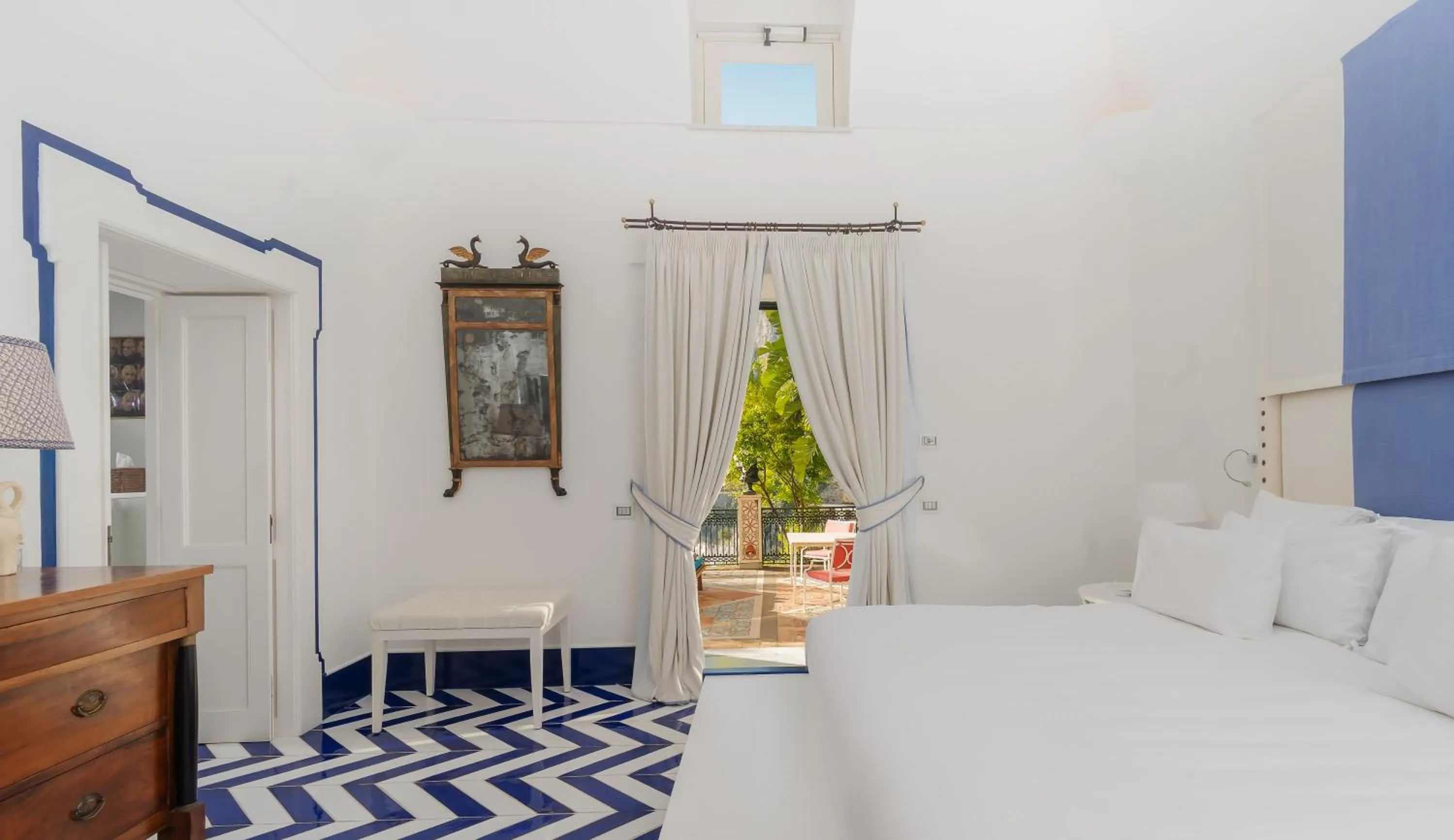 View (from property/room), Bed in Villa Treville