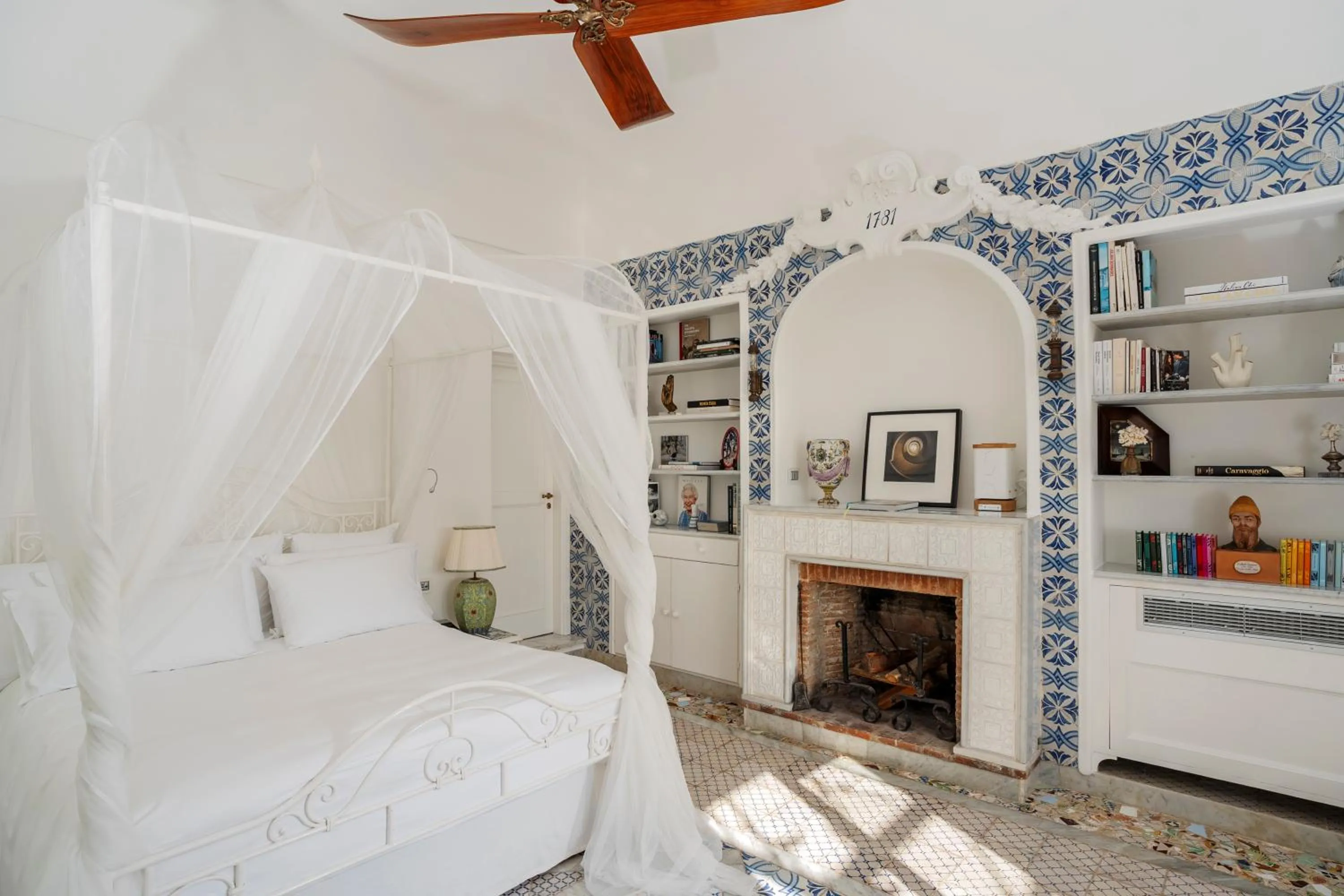 Bedroom, Bed in Villa Treville