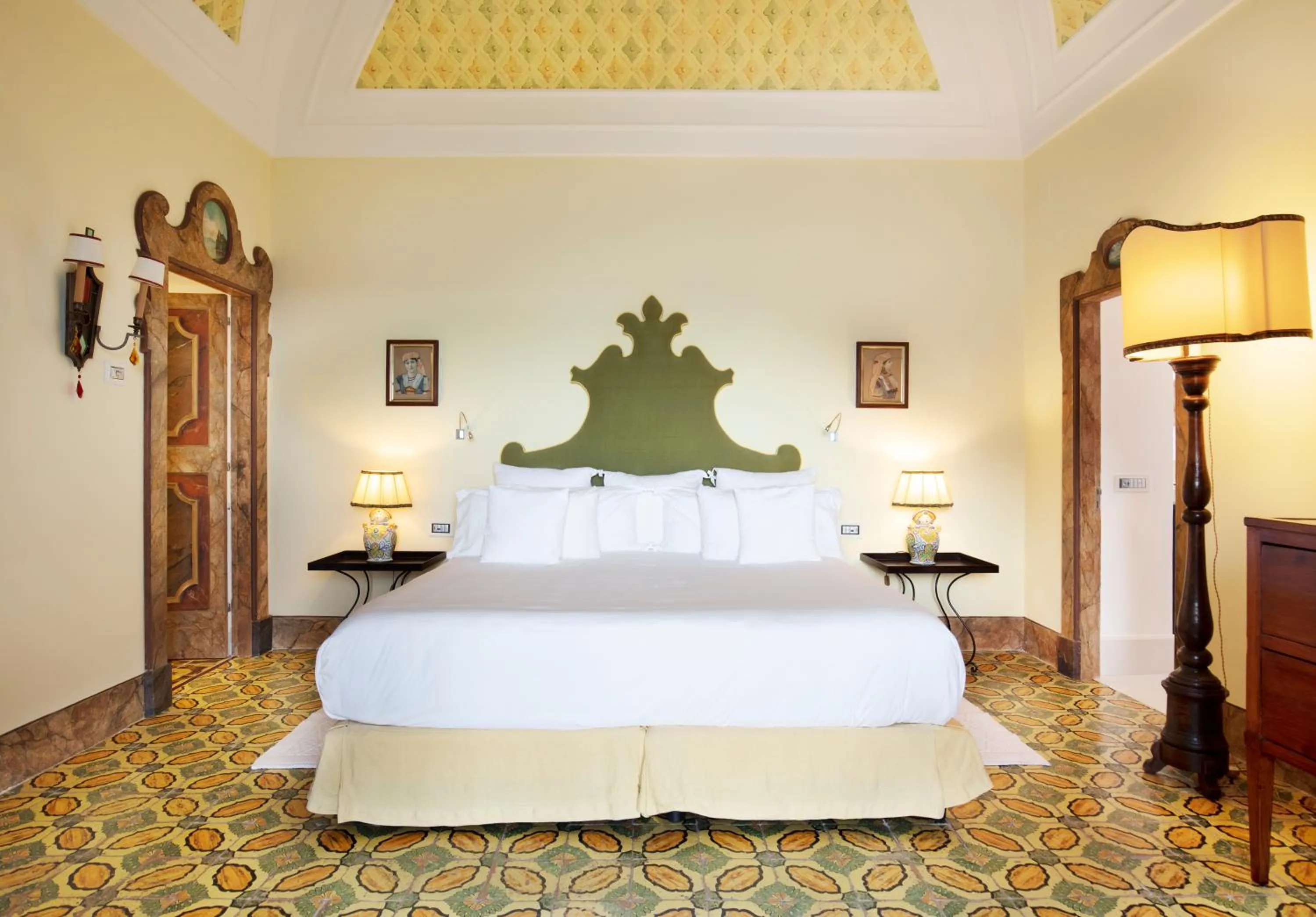 Bedroom, Bed in Villa Treville