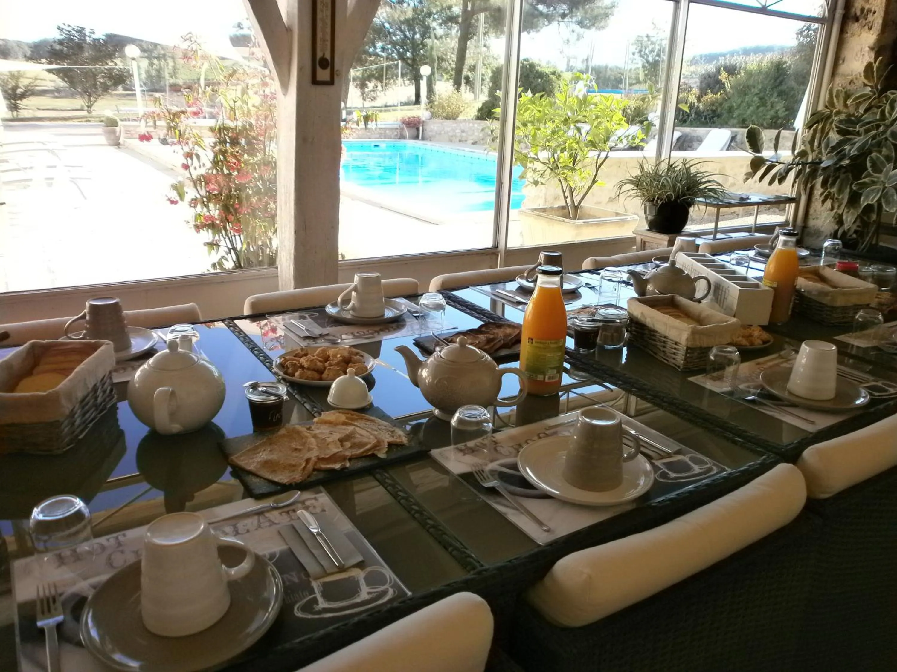 Continental breakfast in Chambres d'Hôtes Domaine de Beunes