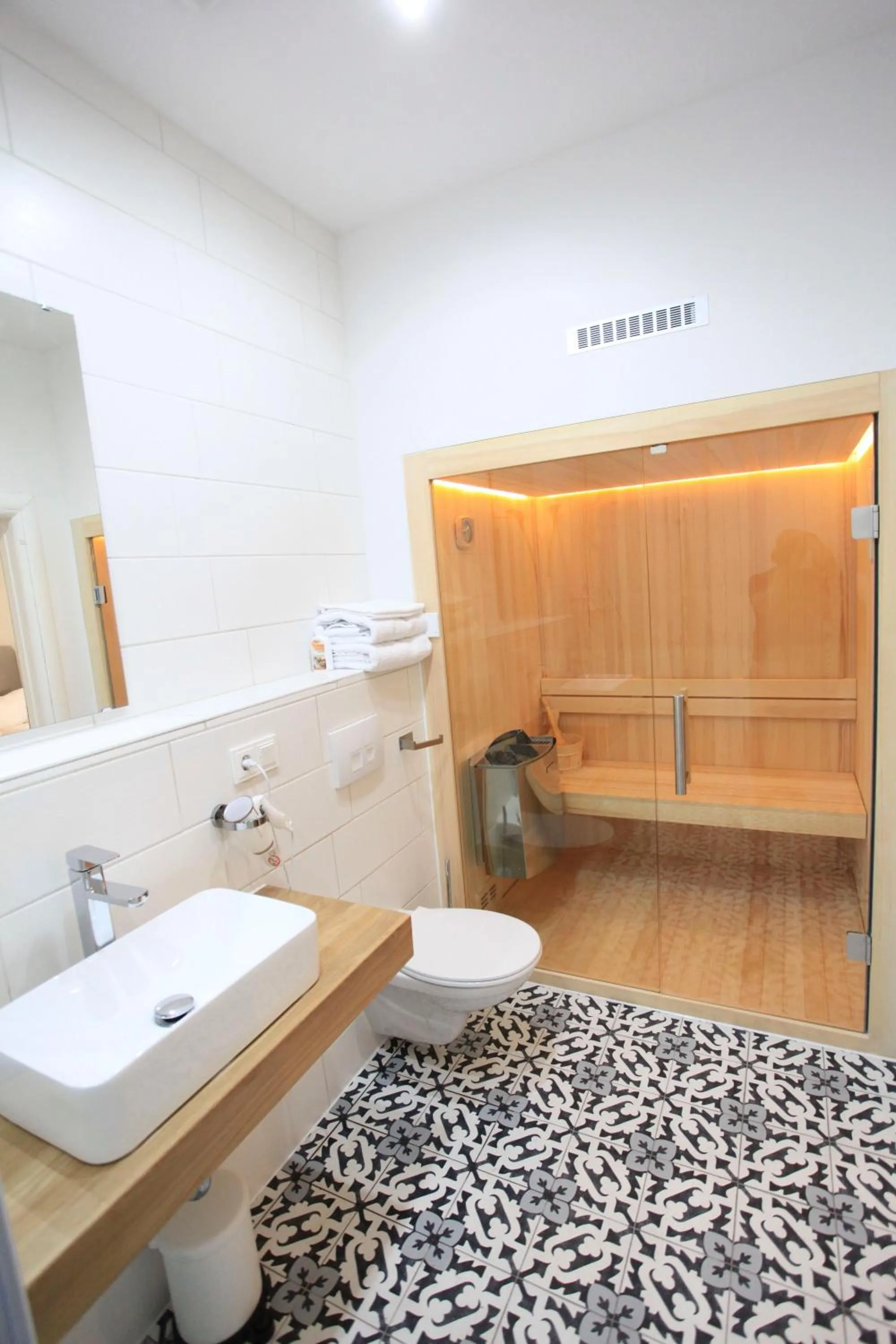 Shower in Zollikof Aparts - Sauna & Studioapartments