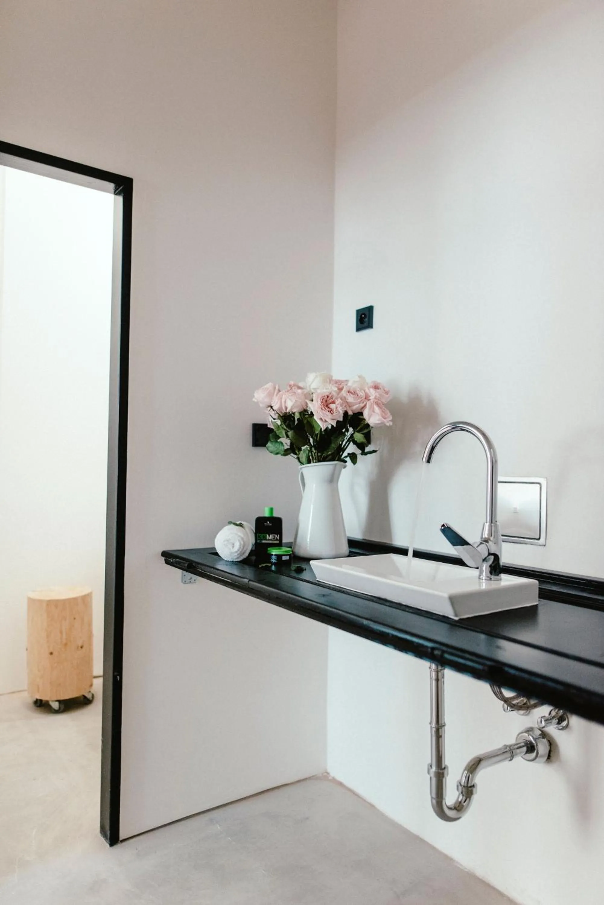 Communal kitchen in Wake Up Wellness Hostel