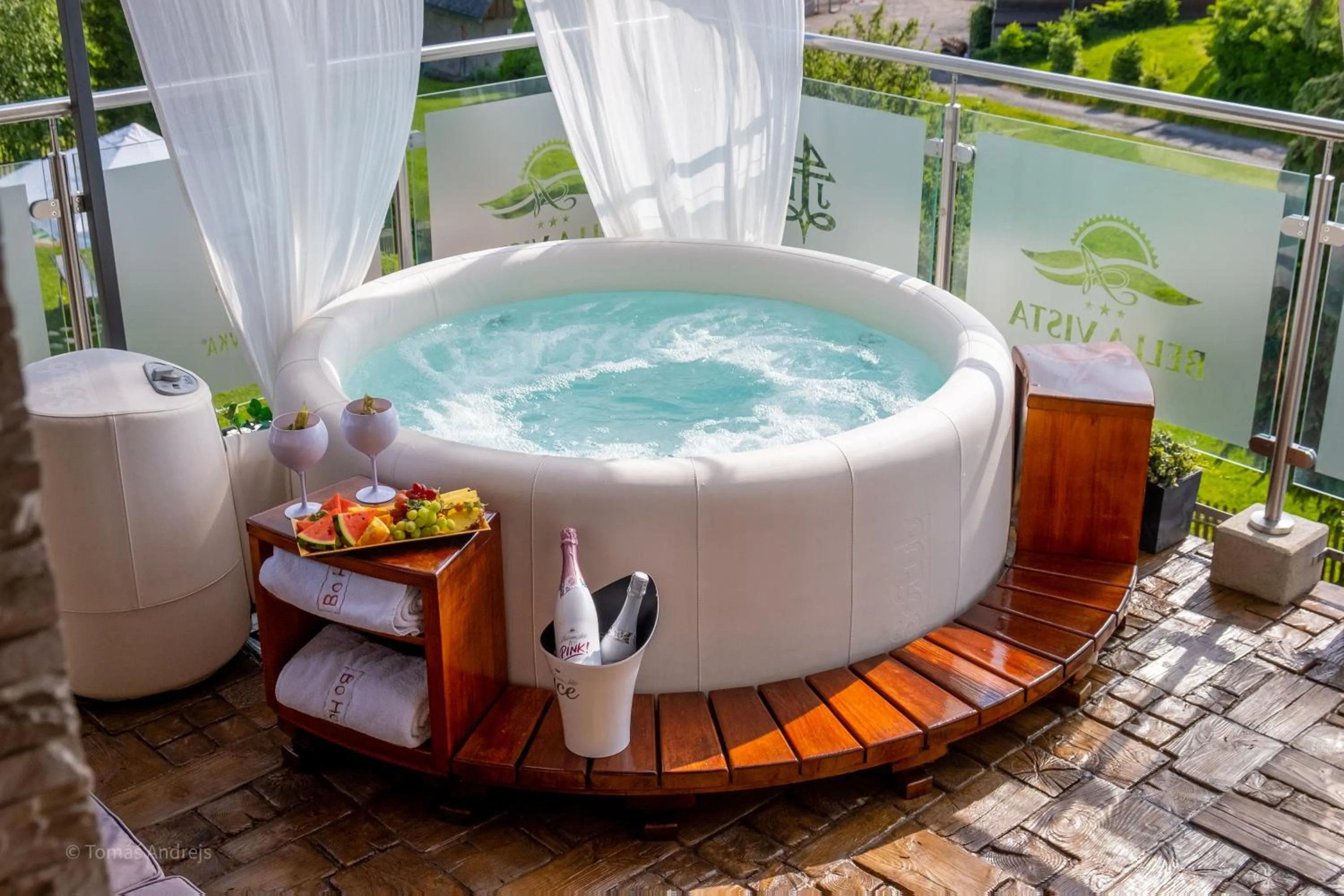 Hot Tub in Hotel Tommy Wellness & Spa
