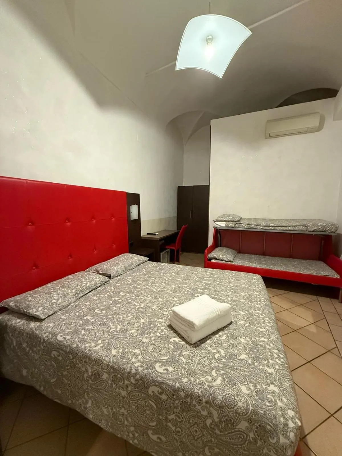 Bed in Sakura Inn Sanremo