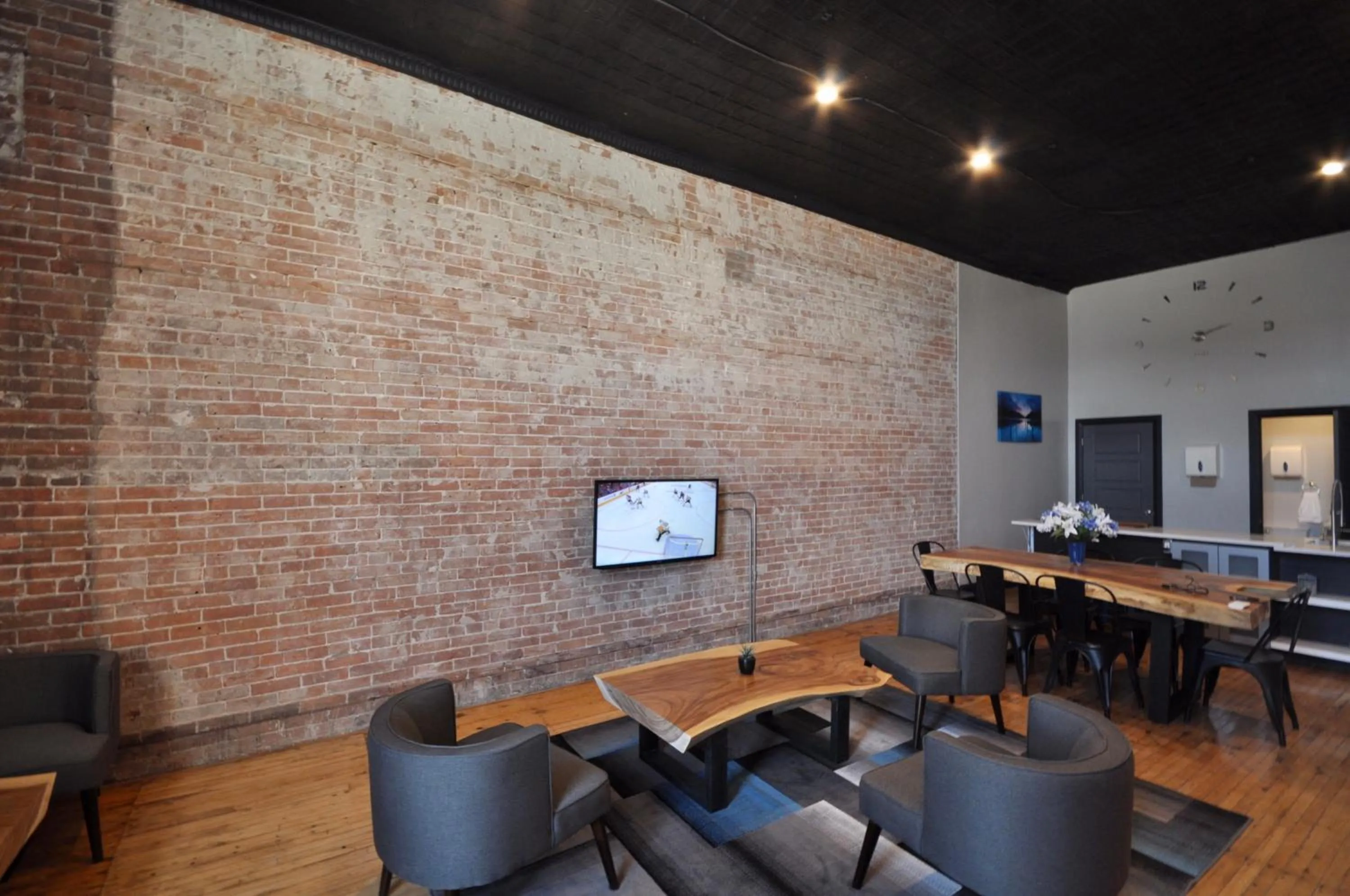 Communal lounge/ TV room in Zens Inn