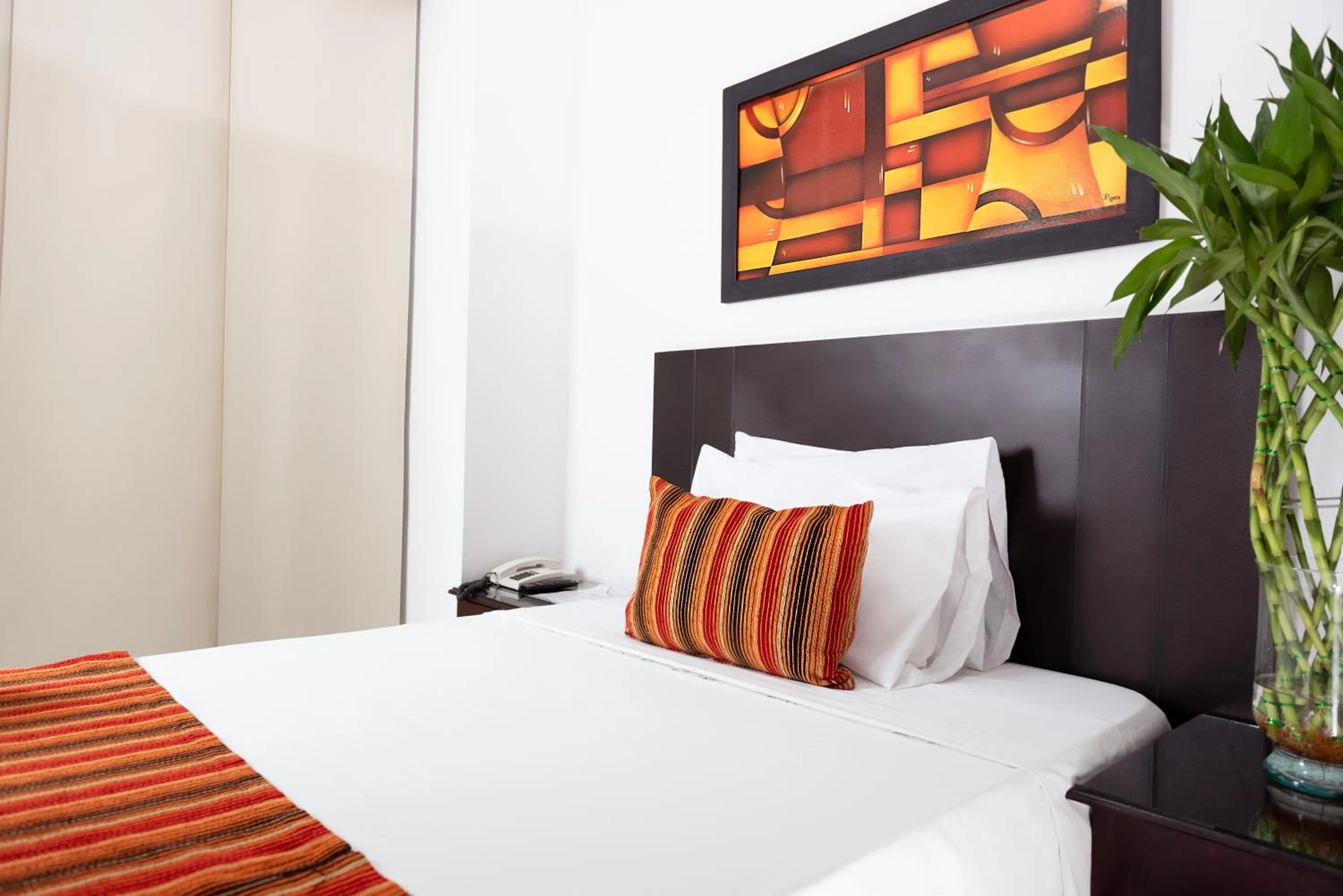 Bed in TAMA Hotel Granada Real Cali