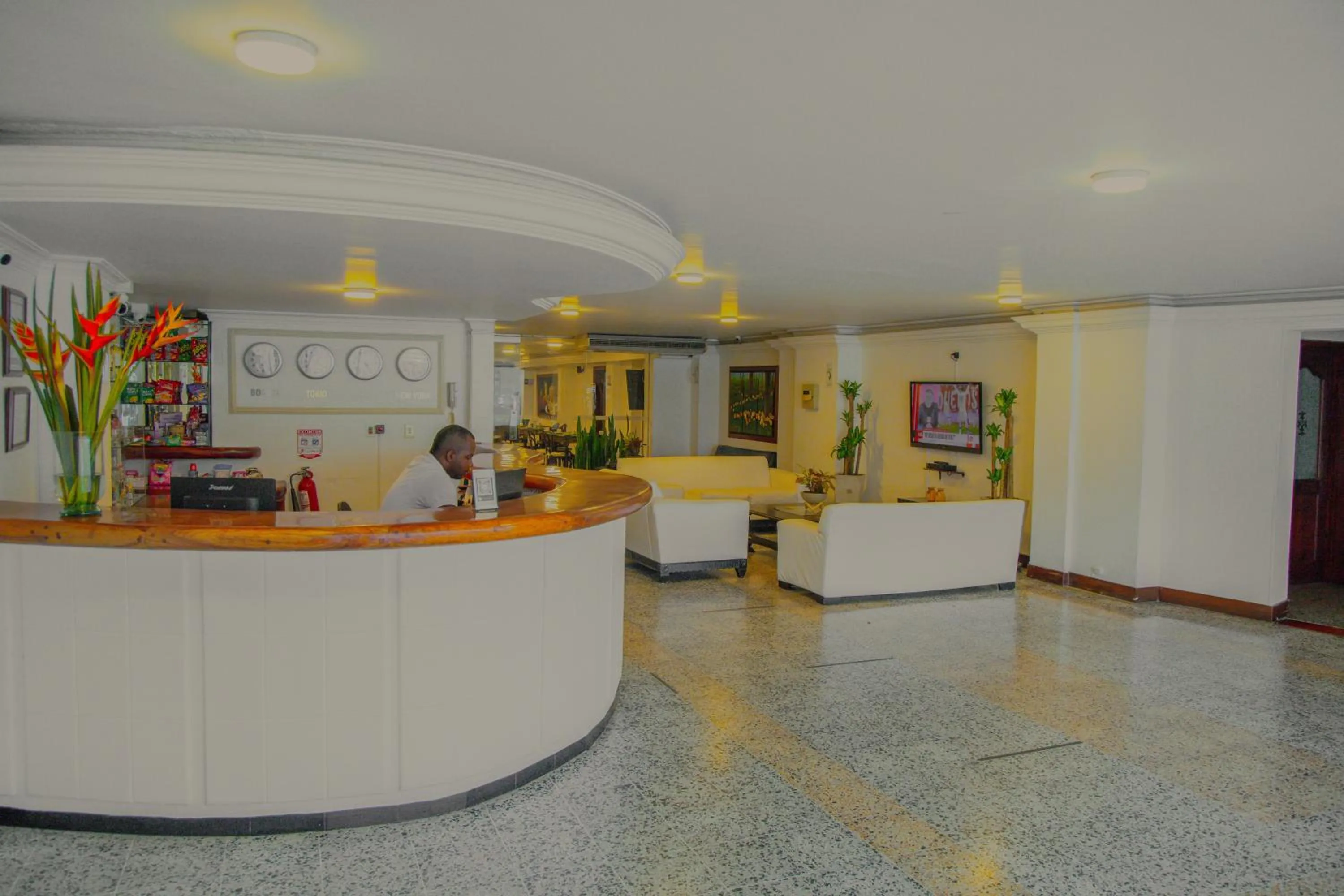 TAMA Hotel Granada Real Cali