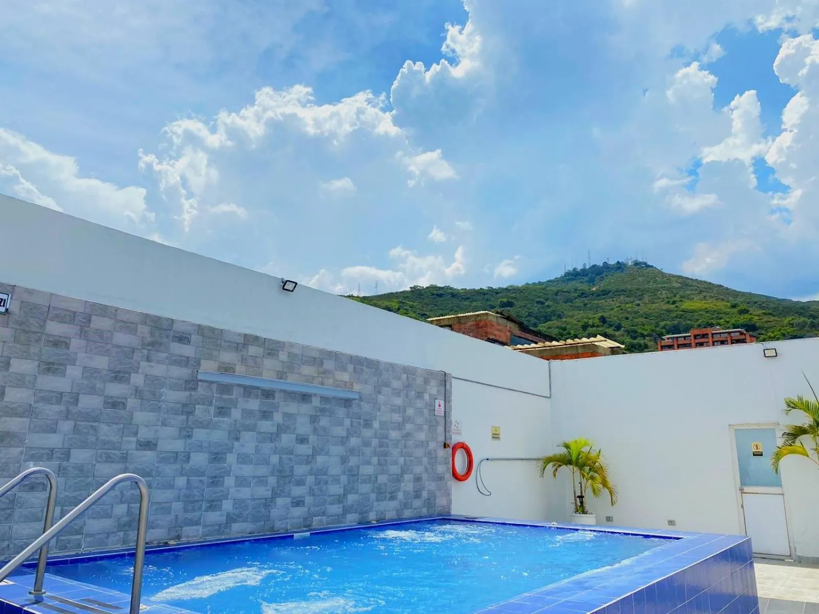 TAMA Hotel Granada Real Cali