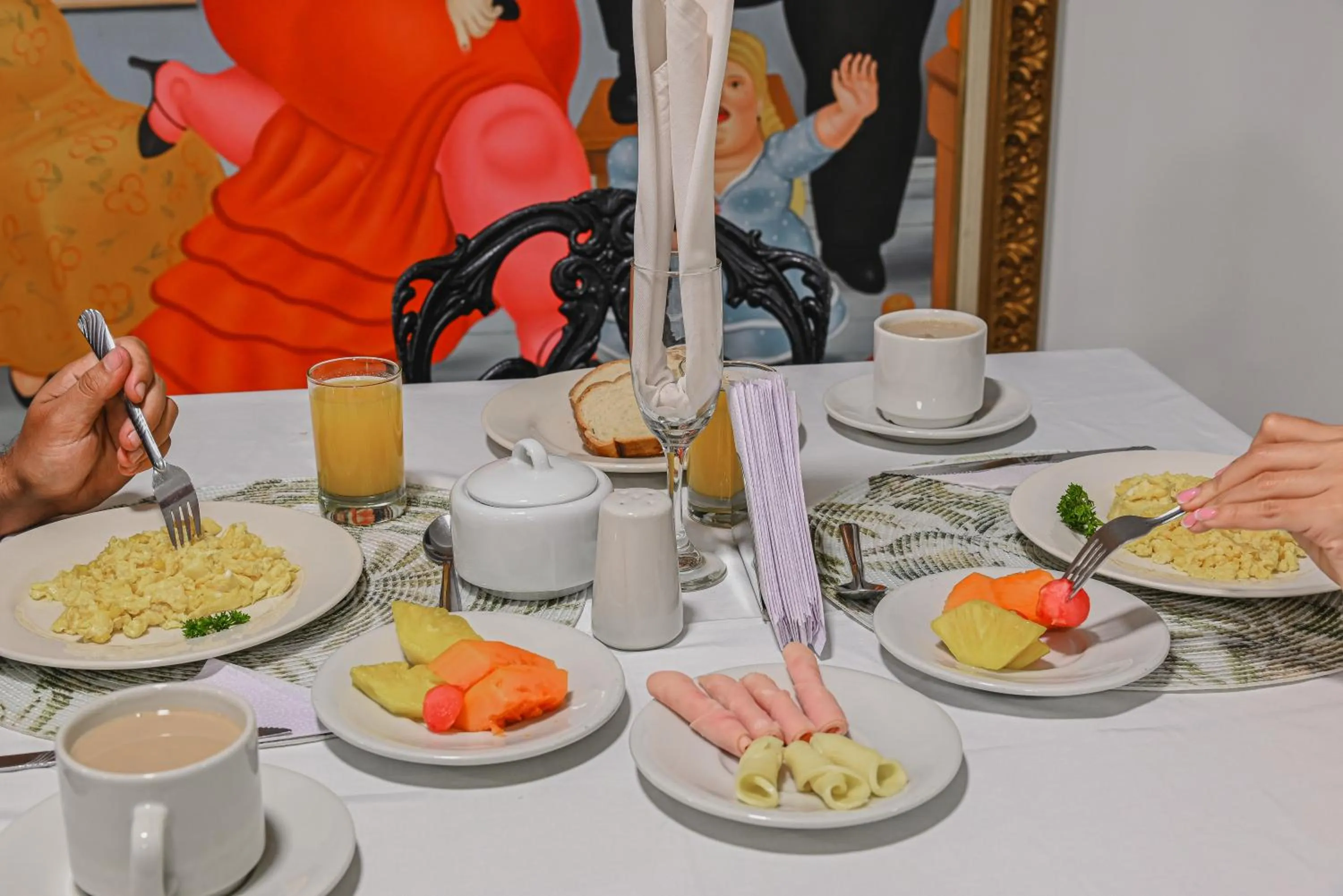 Breakfast in TAMA Hotel Granada Real Cali