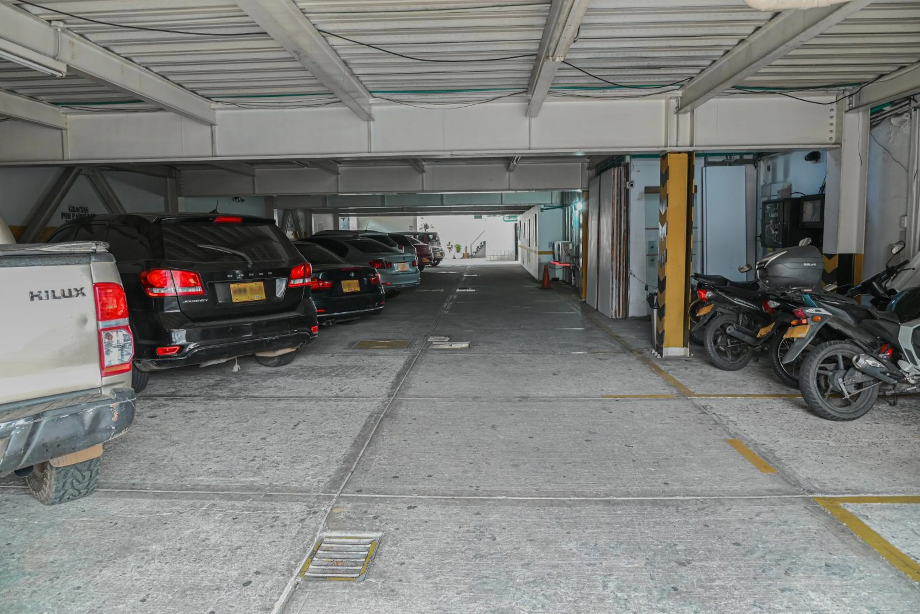 Parking in TAMA Hotel Granada Real Cali