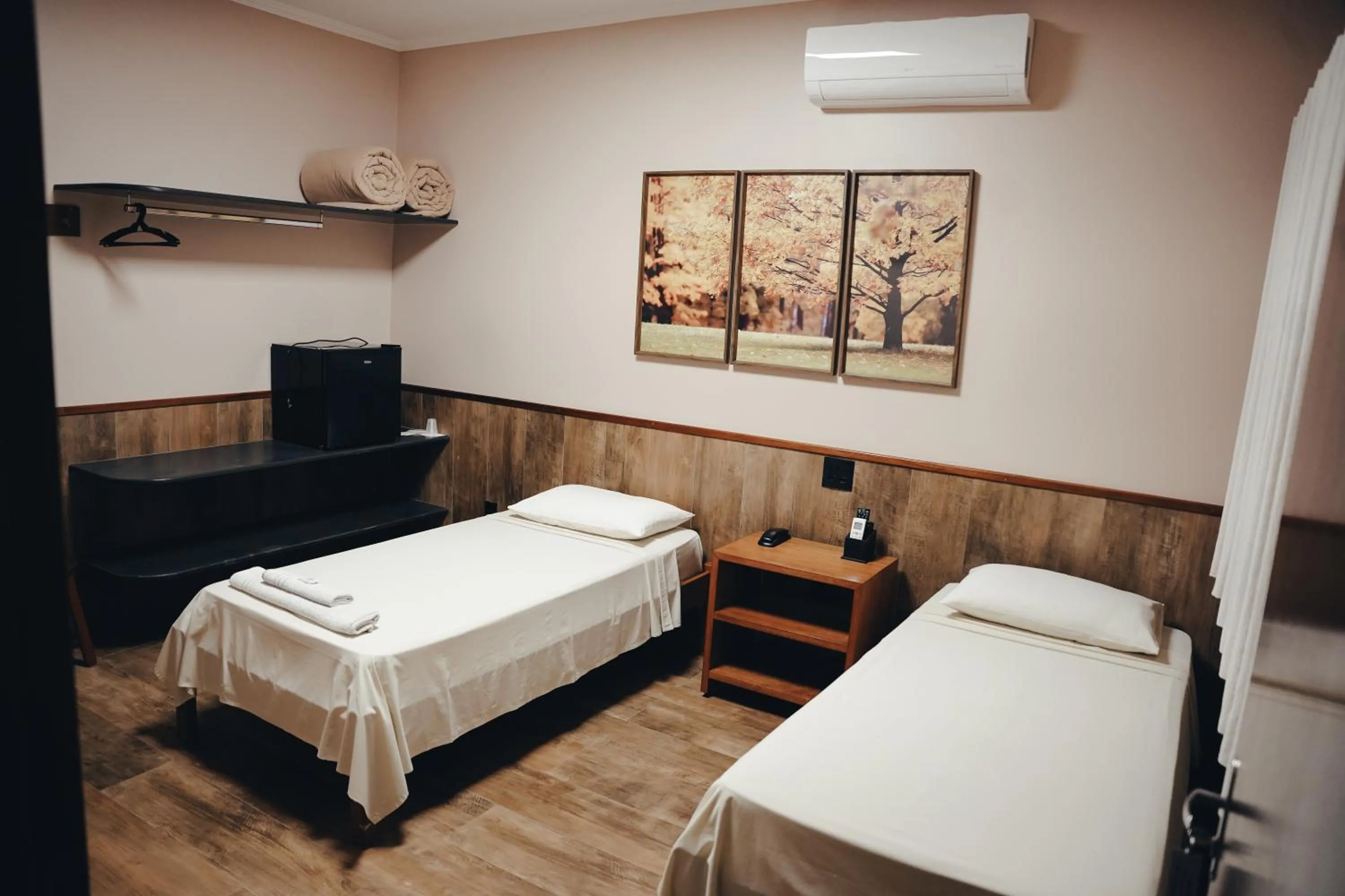 Standard Twin Room - single occupancy in Candeias Hotel