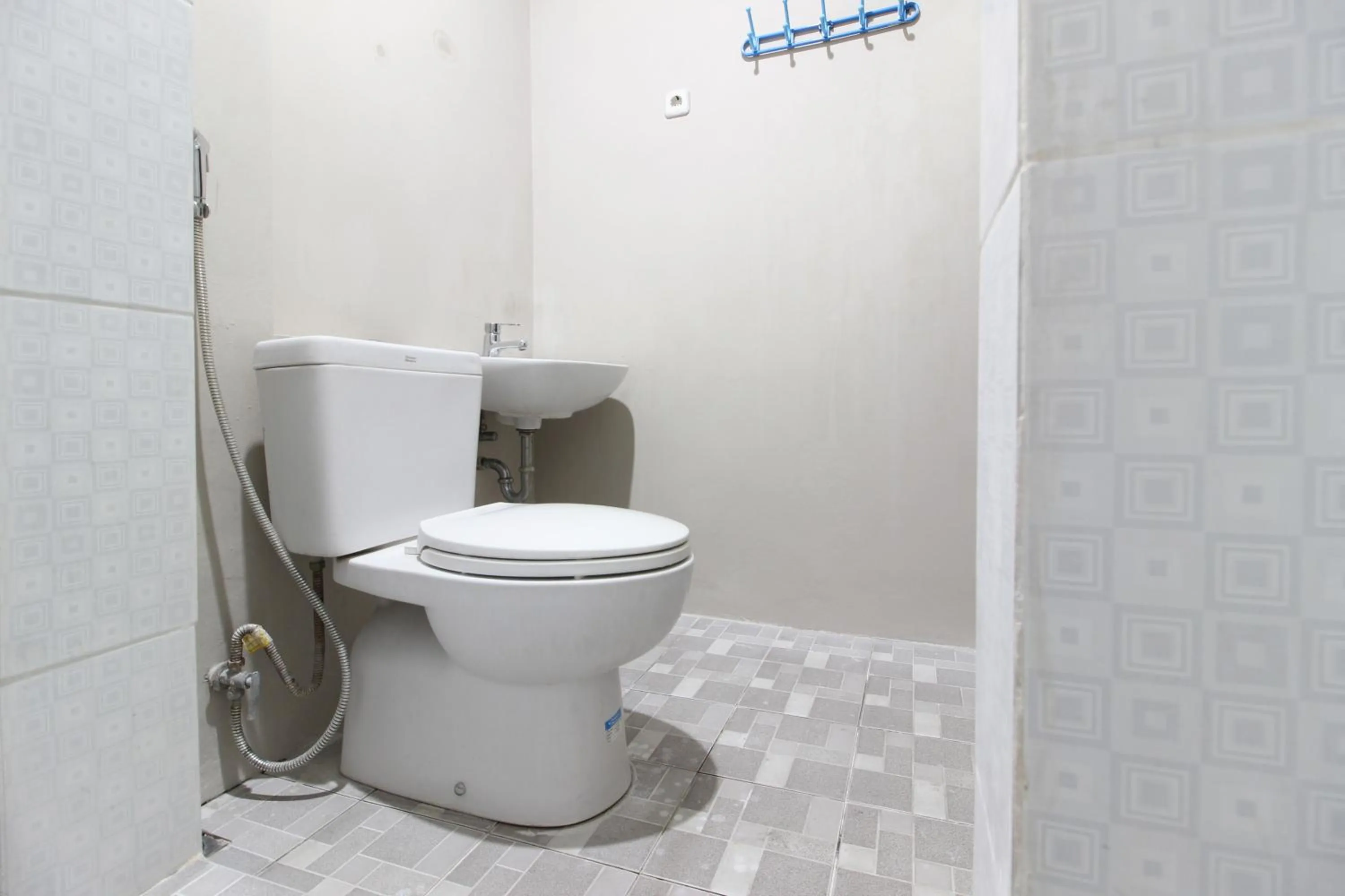 Shower in RedDoorz near Solo Balapan Station 2