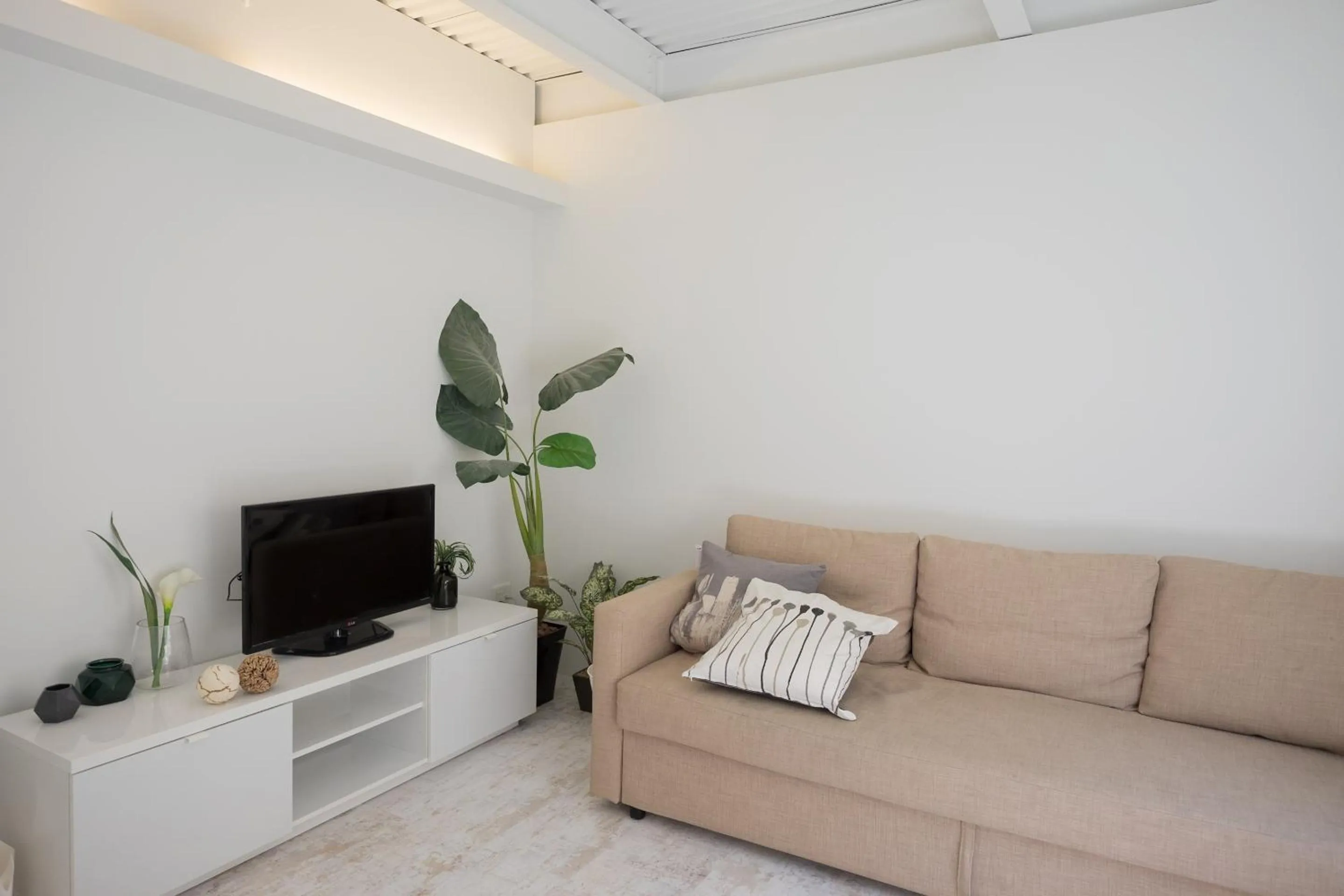 TV and multimedia in Hippo Hostel and Cafe Bar