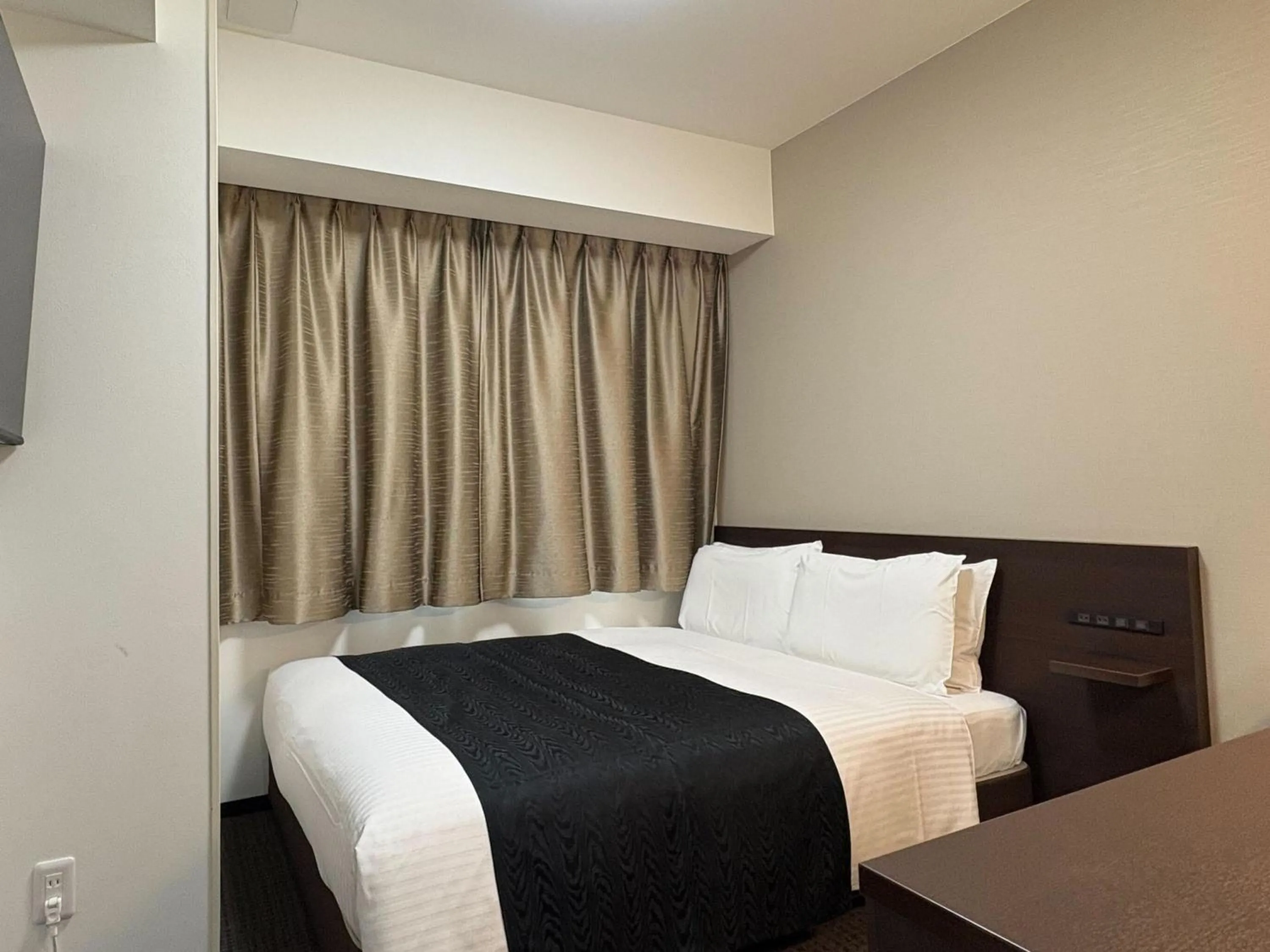 Photo of the whole room, Bed in APA Hotel Sagamihara Hashimoto Eki Higashi