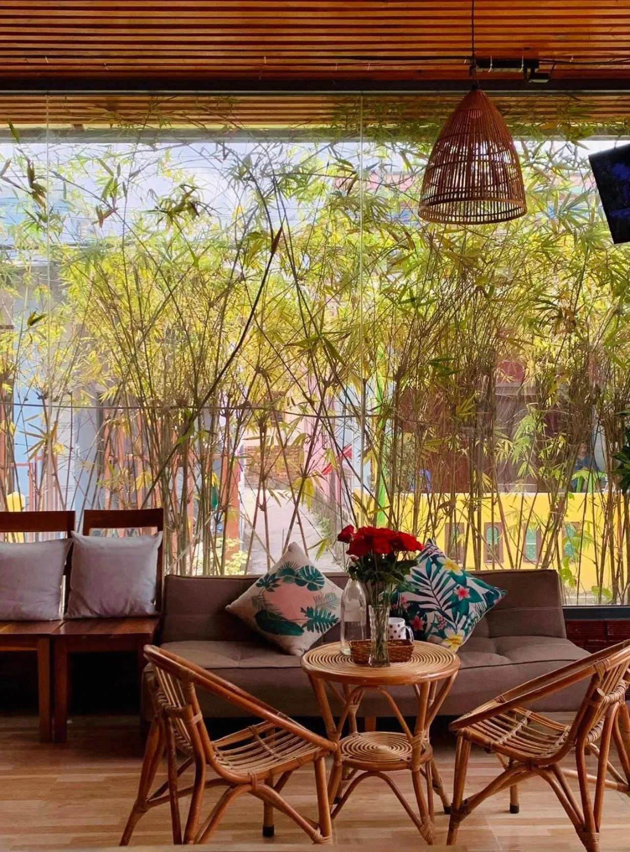 Communal lounge/ TV room in CHILL HOUSE by the beach