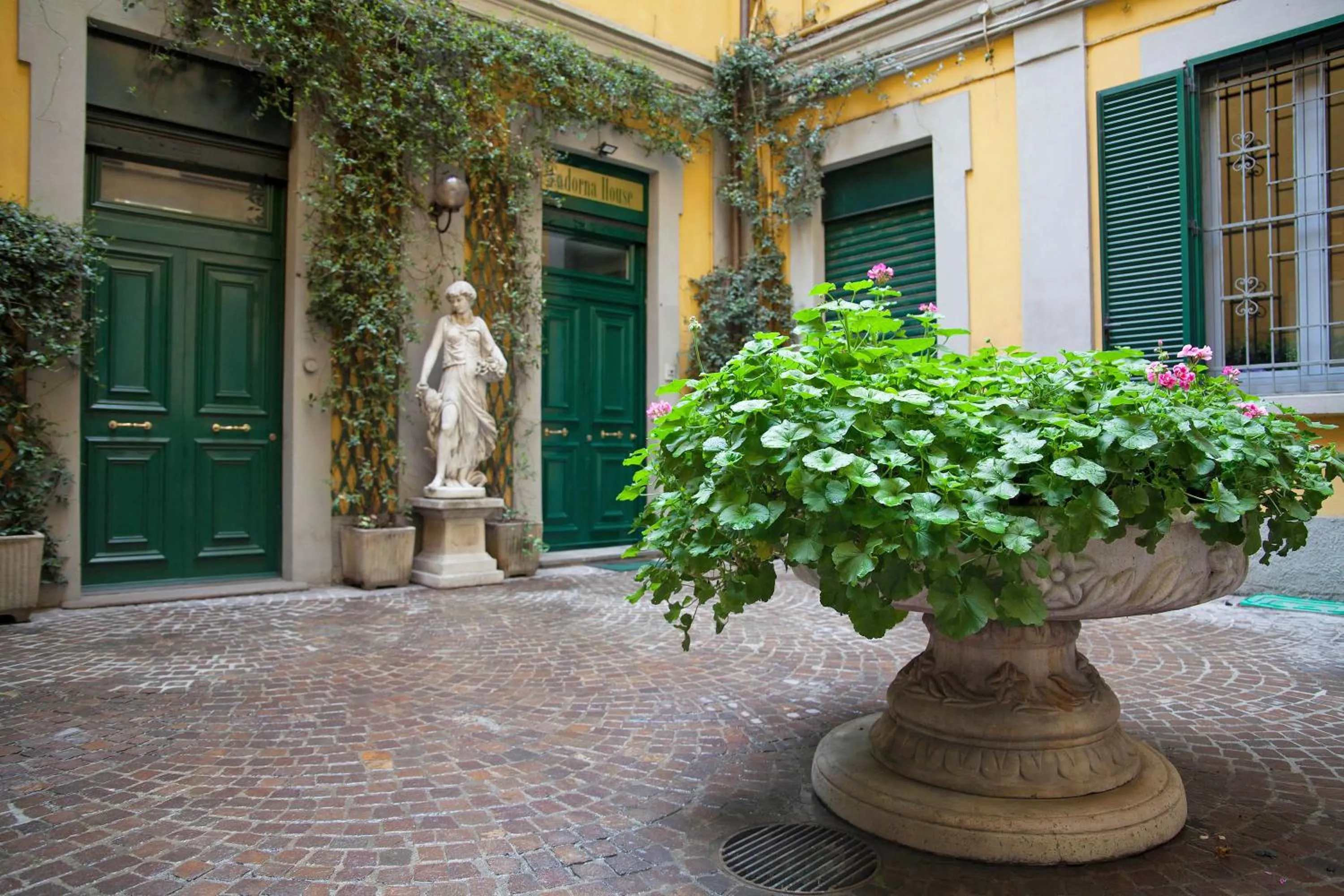 Facade/entrance in IMHOME - Cadorna House