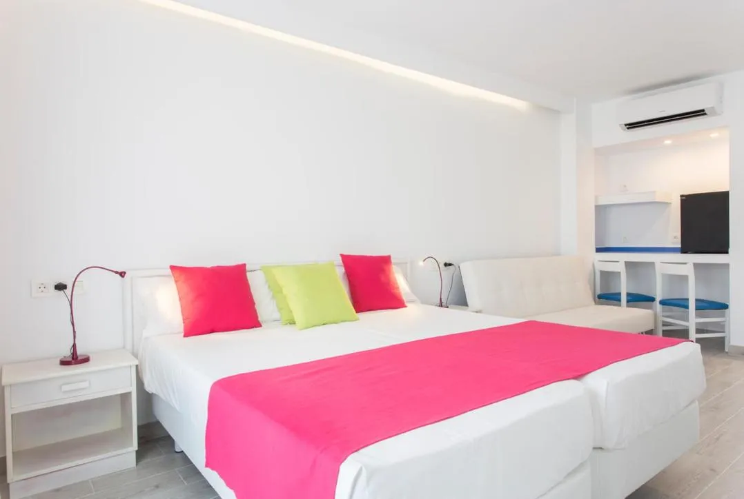 Photo of the whole room, Bed in Guya Wave Hotel