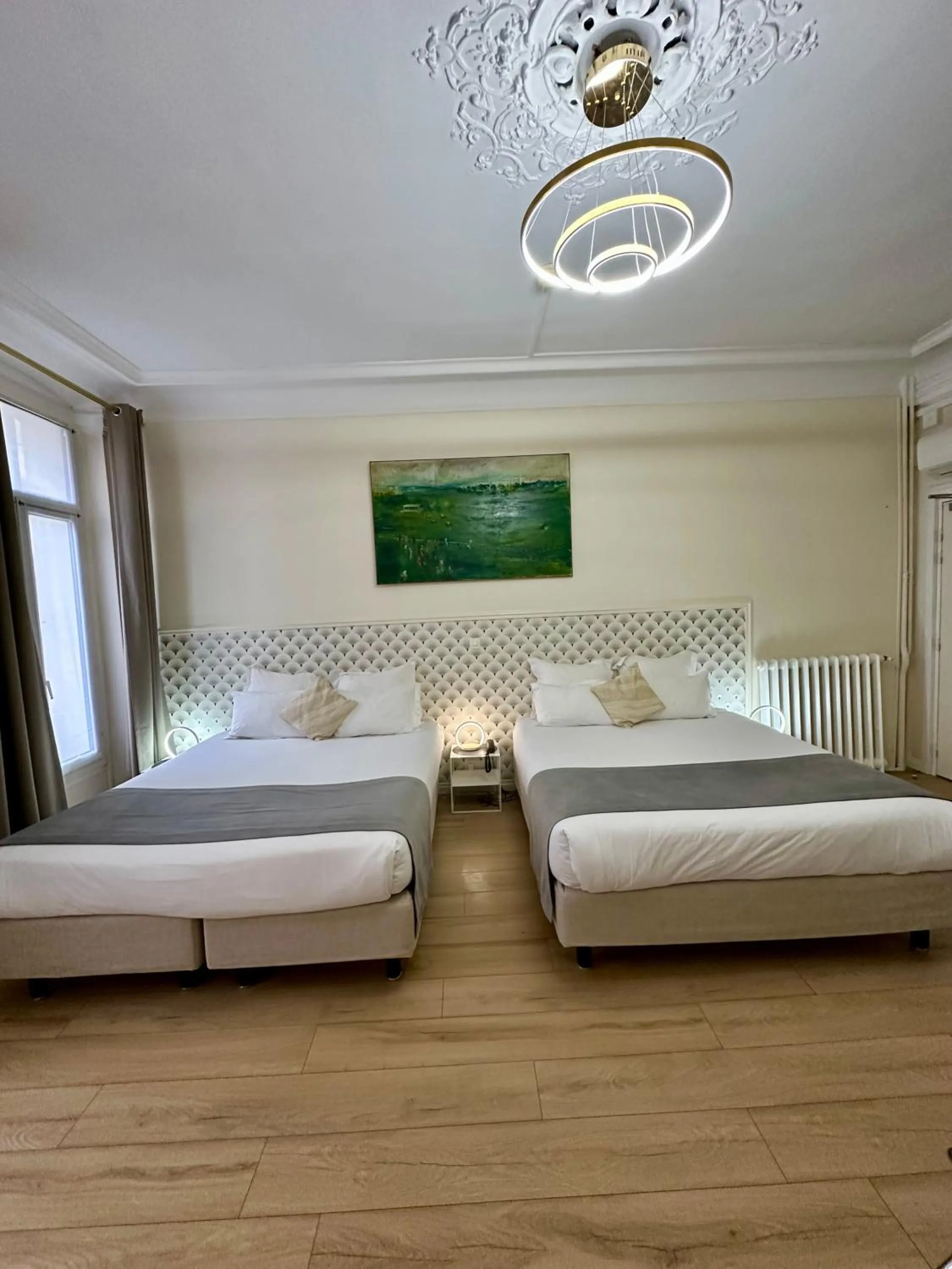 Bedroom, Bed in Hôtel Océanic - Grands Magasins