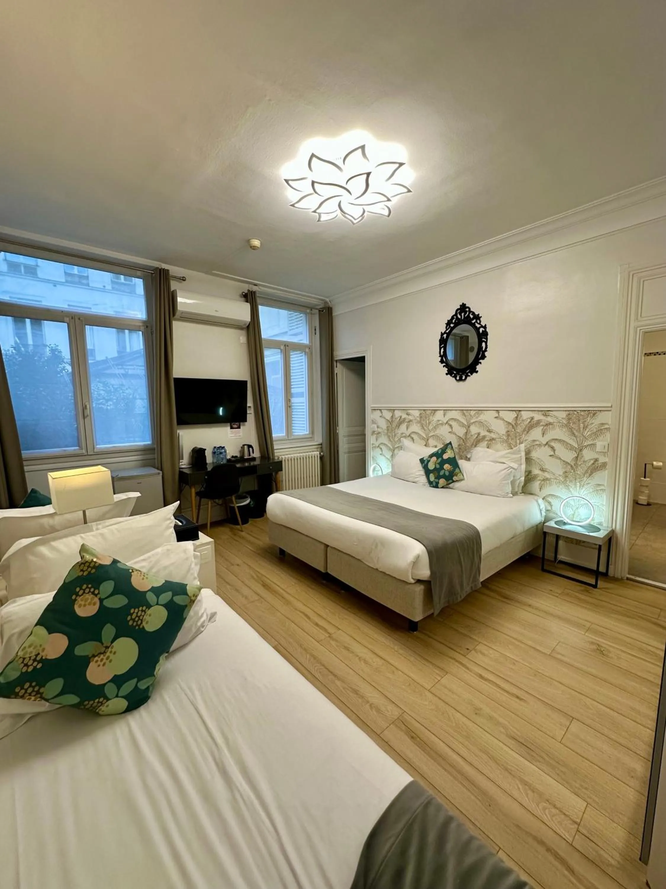 Bedroom, Bed in Hôtel Océanic - Grands Magasins