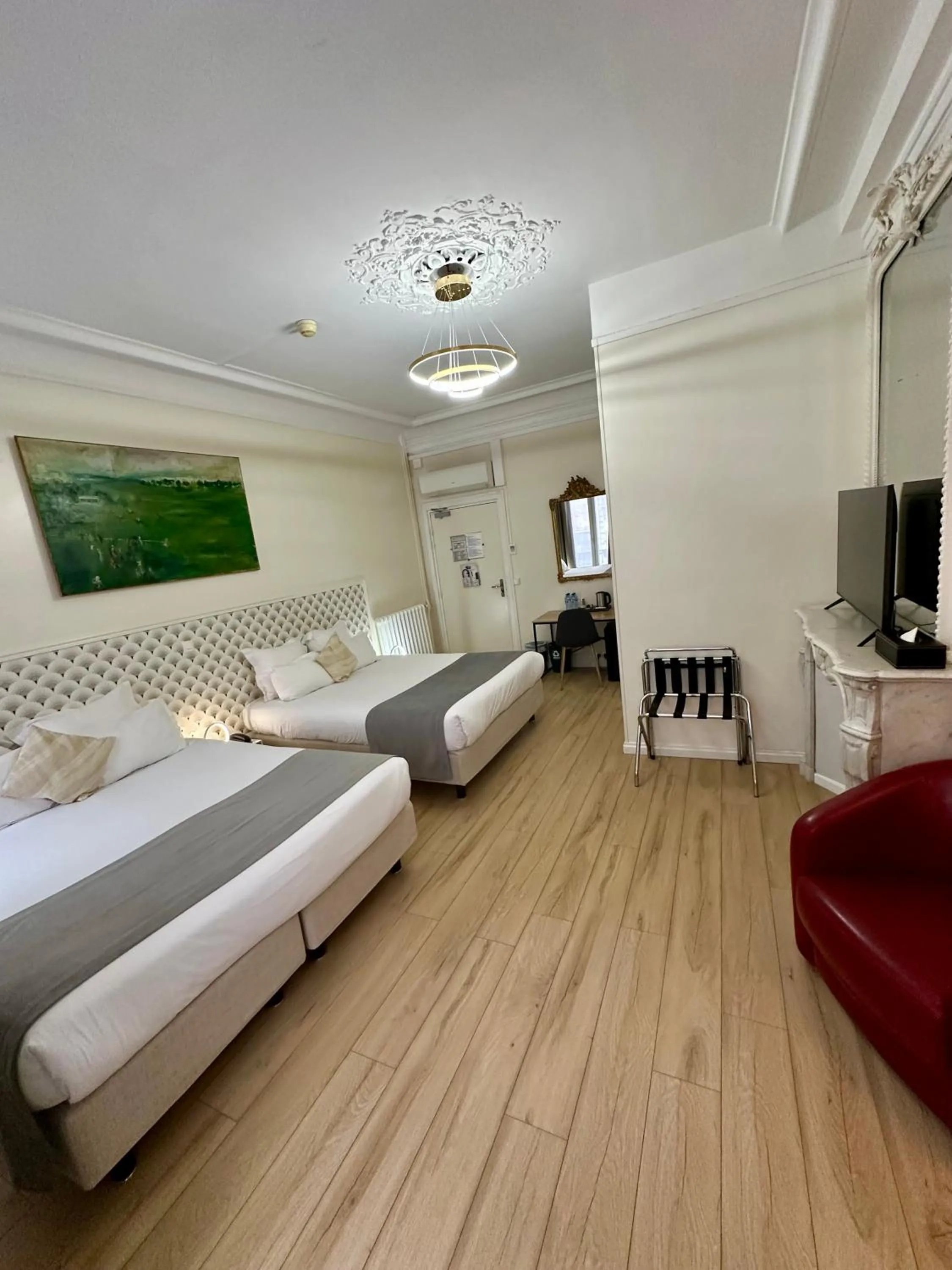 Bedroom, Bed in Hôtel Océanic - Grands Magasins