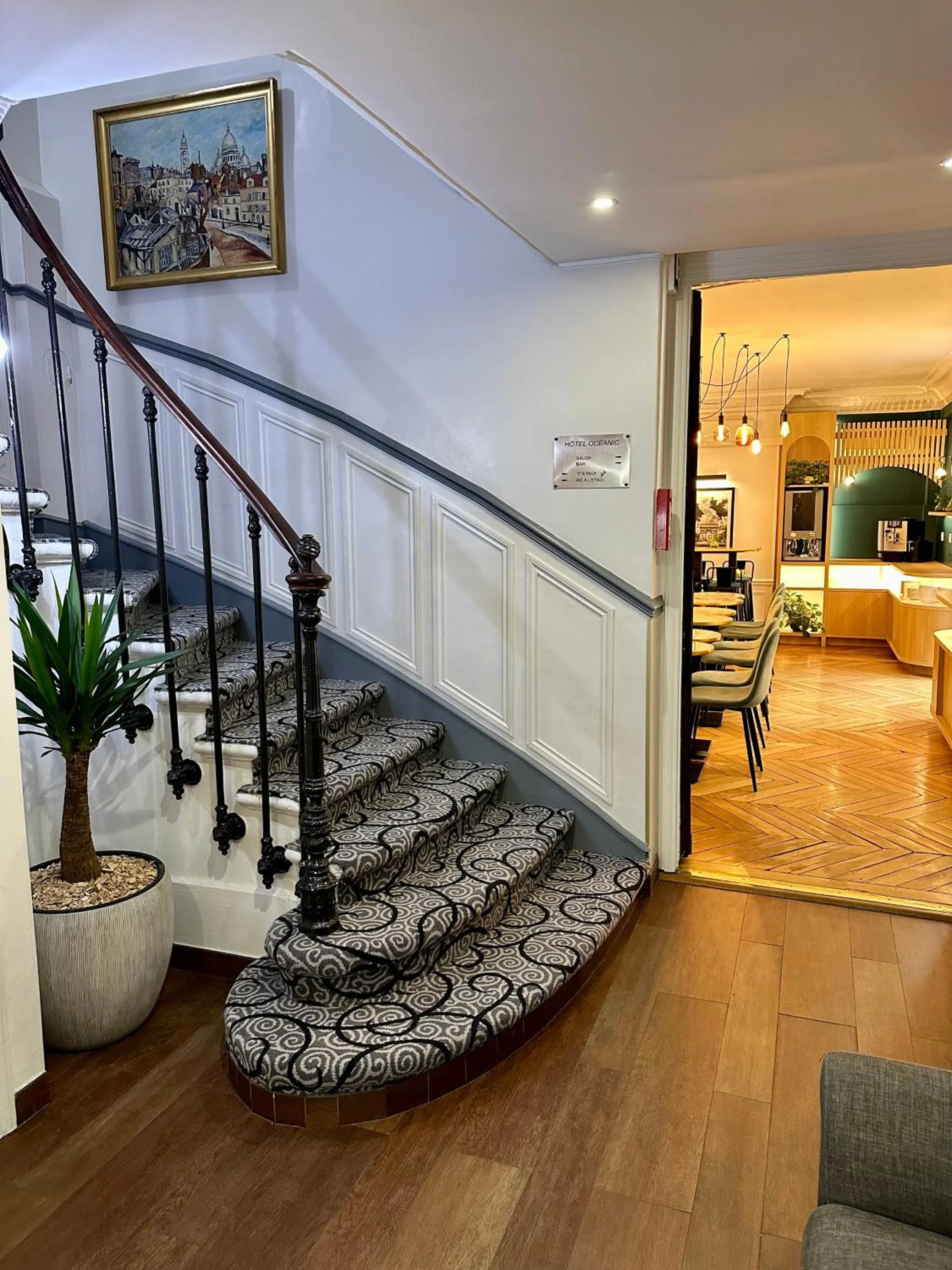 Property building, Bed in Hôtel Océanic - Grands Magasins