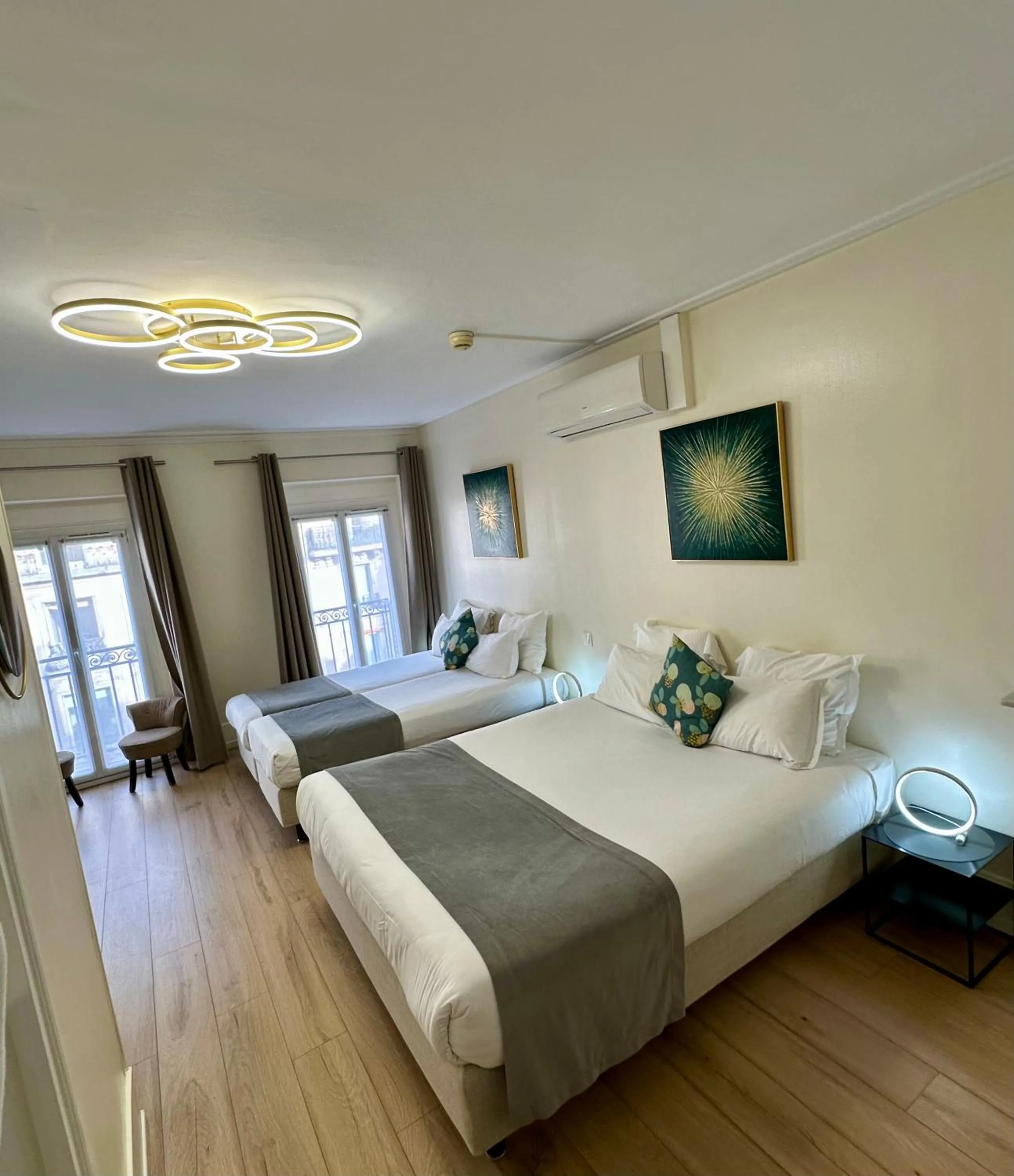 Bedroom, Bed in Hôtel Océanic - Grands Magasins