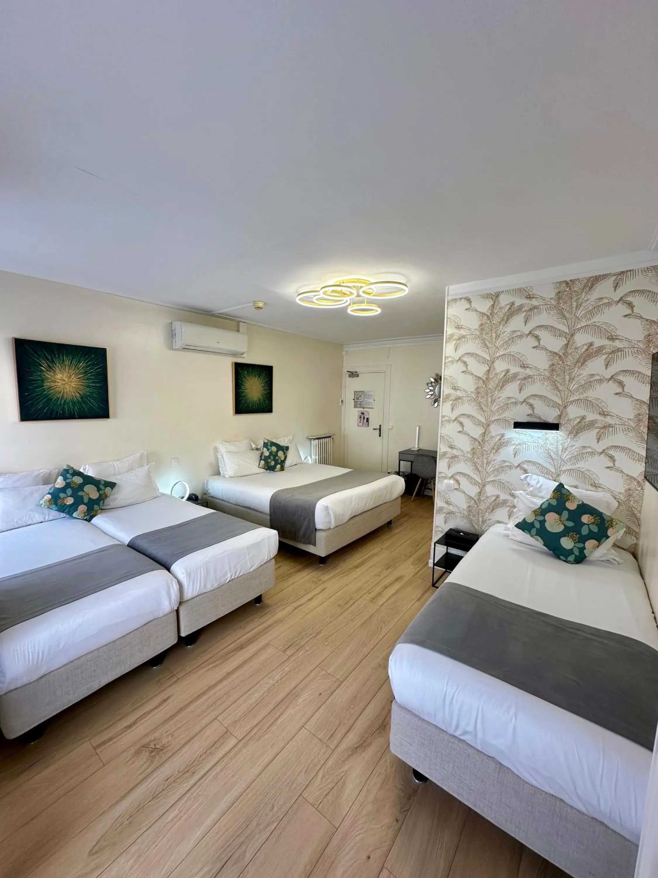 Bedroom, Bed in Hôtel Océanic - Grands Magasins