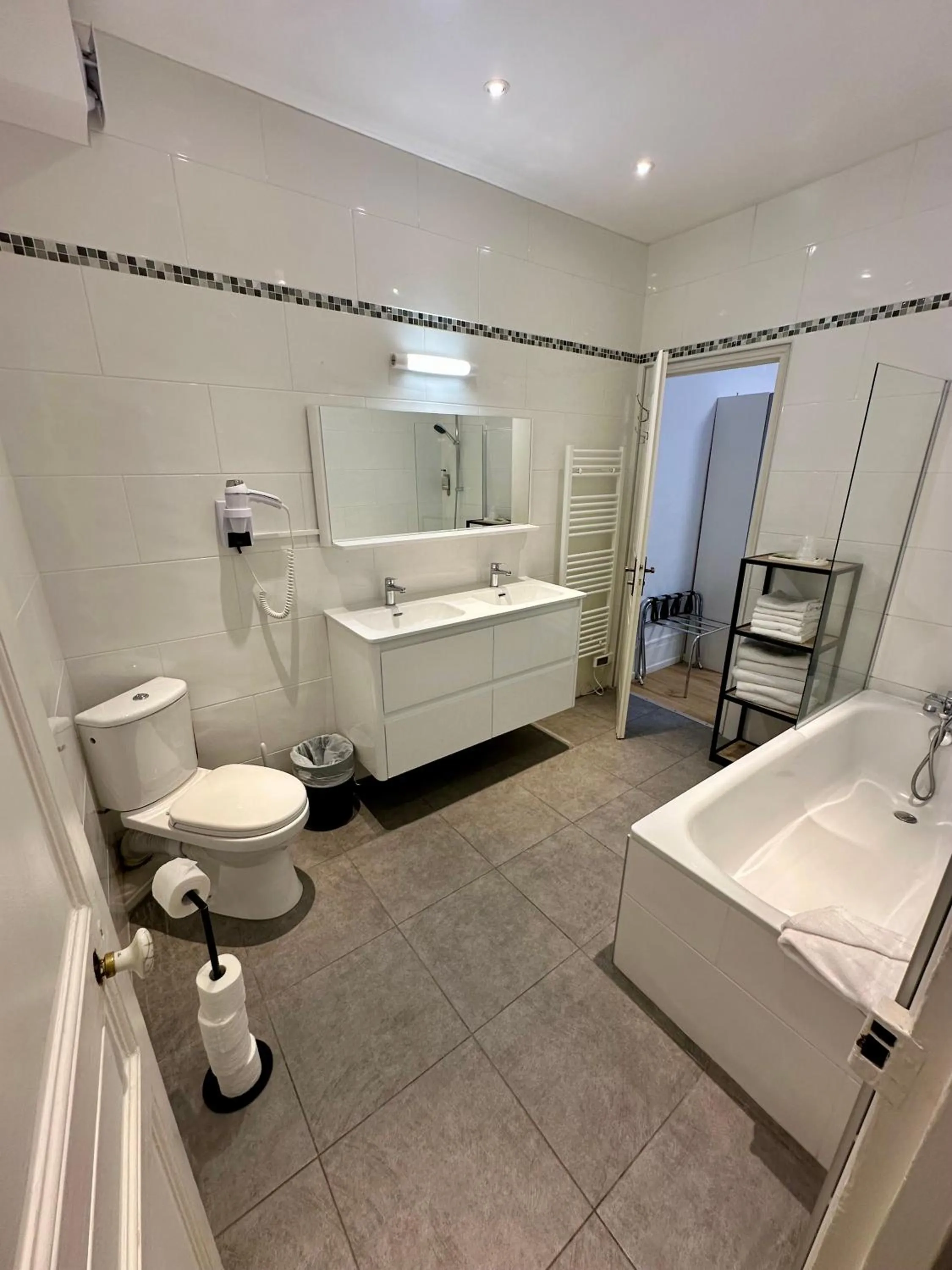 Bathroom in Hôtel Océanic - Grands Magasins