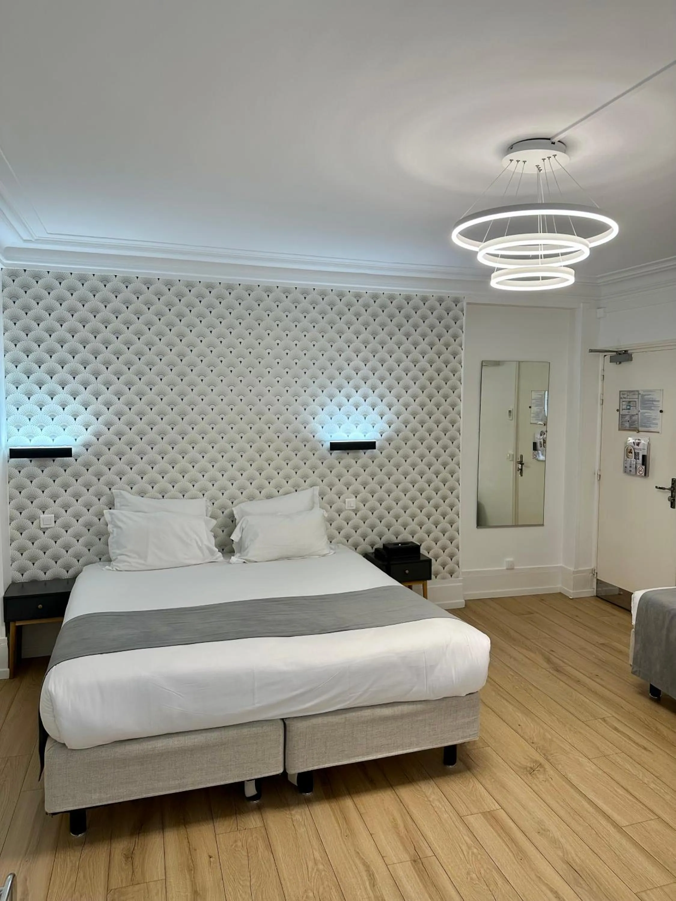 Bedroom, Bed in Hôtel Océanic - Grands Magasins