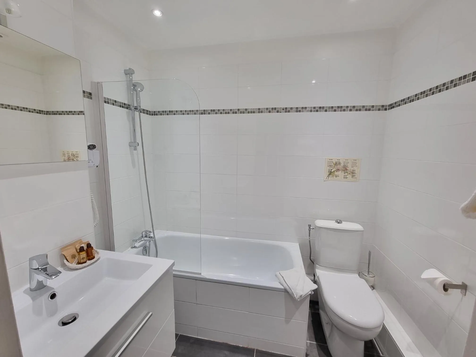 Bathroom in Hôtel Océanic - Grands Magasins