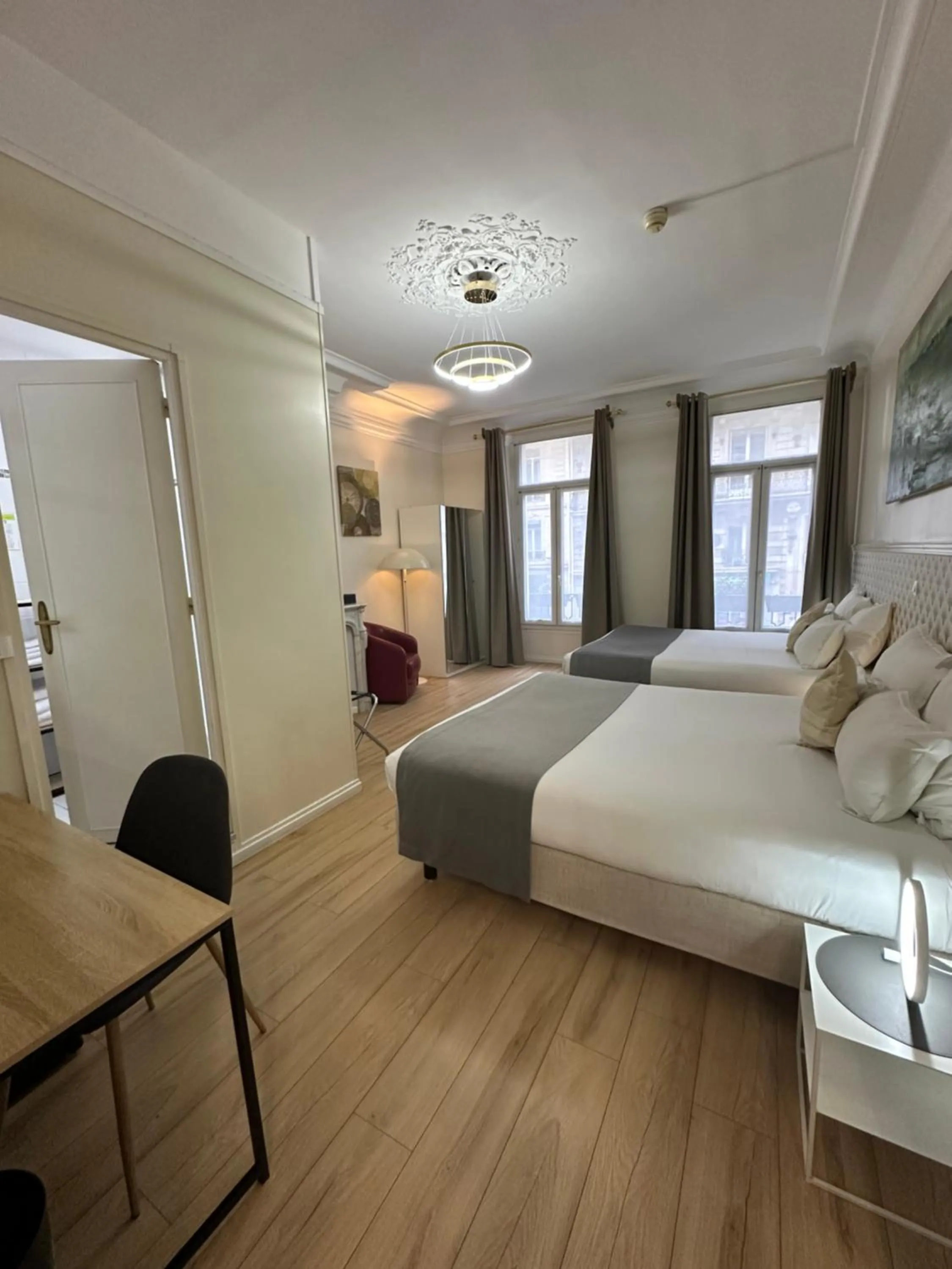 Bedroom, Bed in Hôtel Océanic - Grands Magasins