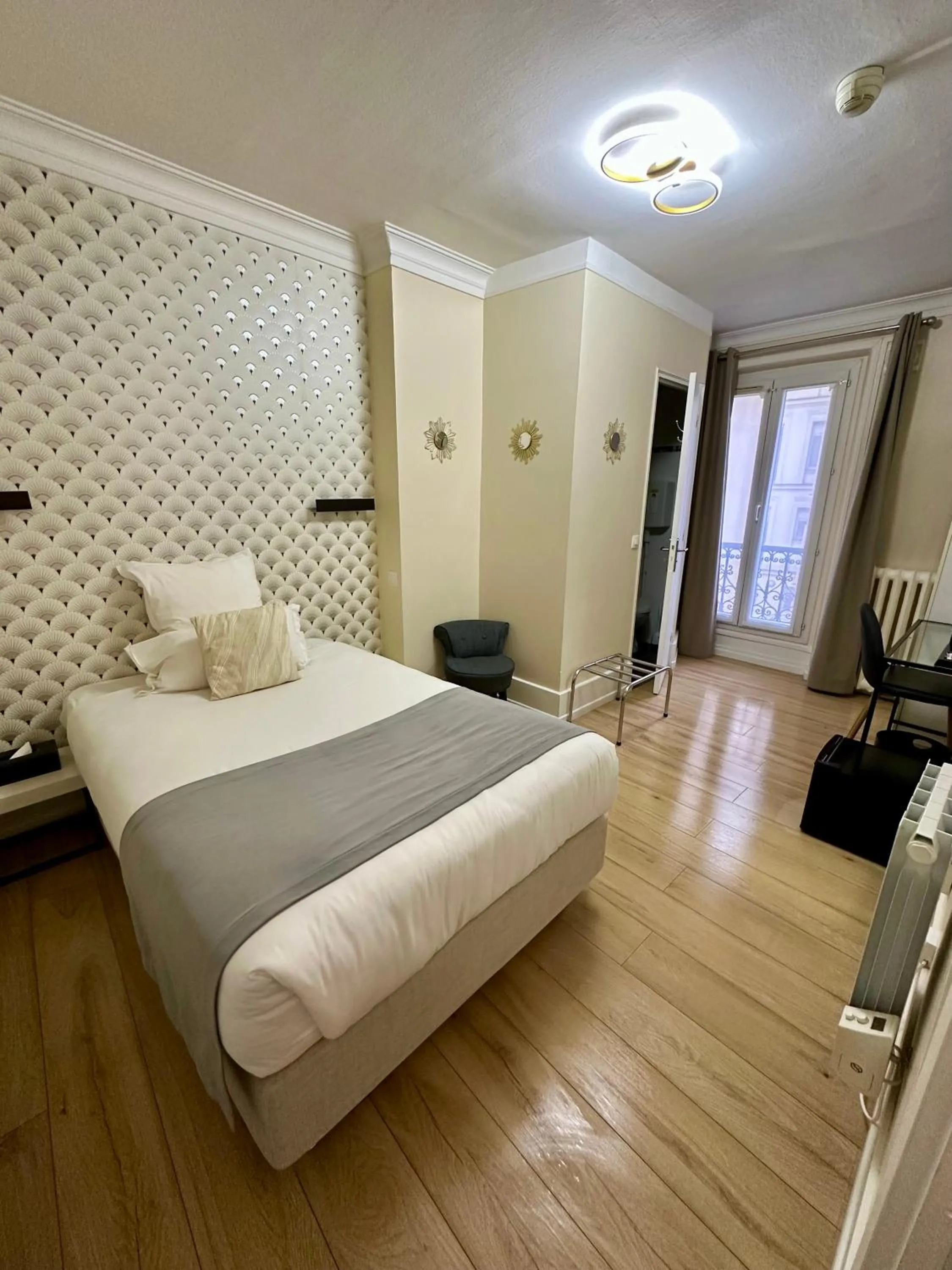 Bedroom, Bed in Hôtel Océanic - Grands Magasins