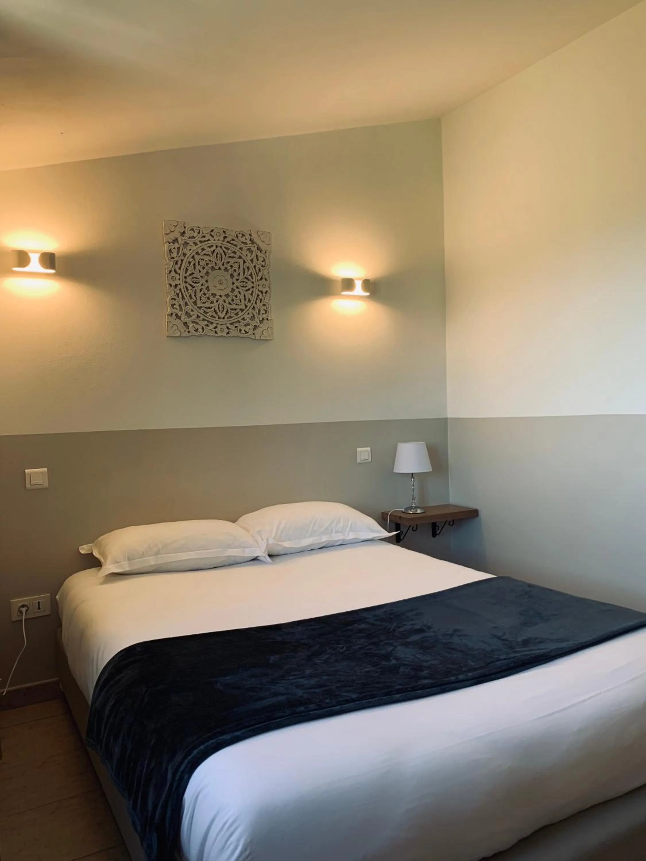 Shower, Bed in L'Auberge Sant'Antone