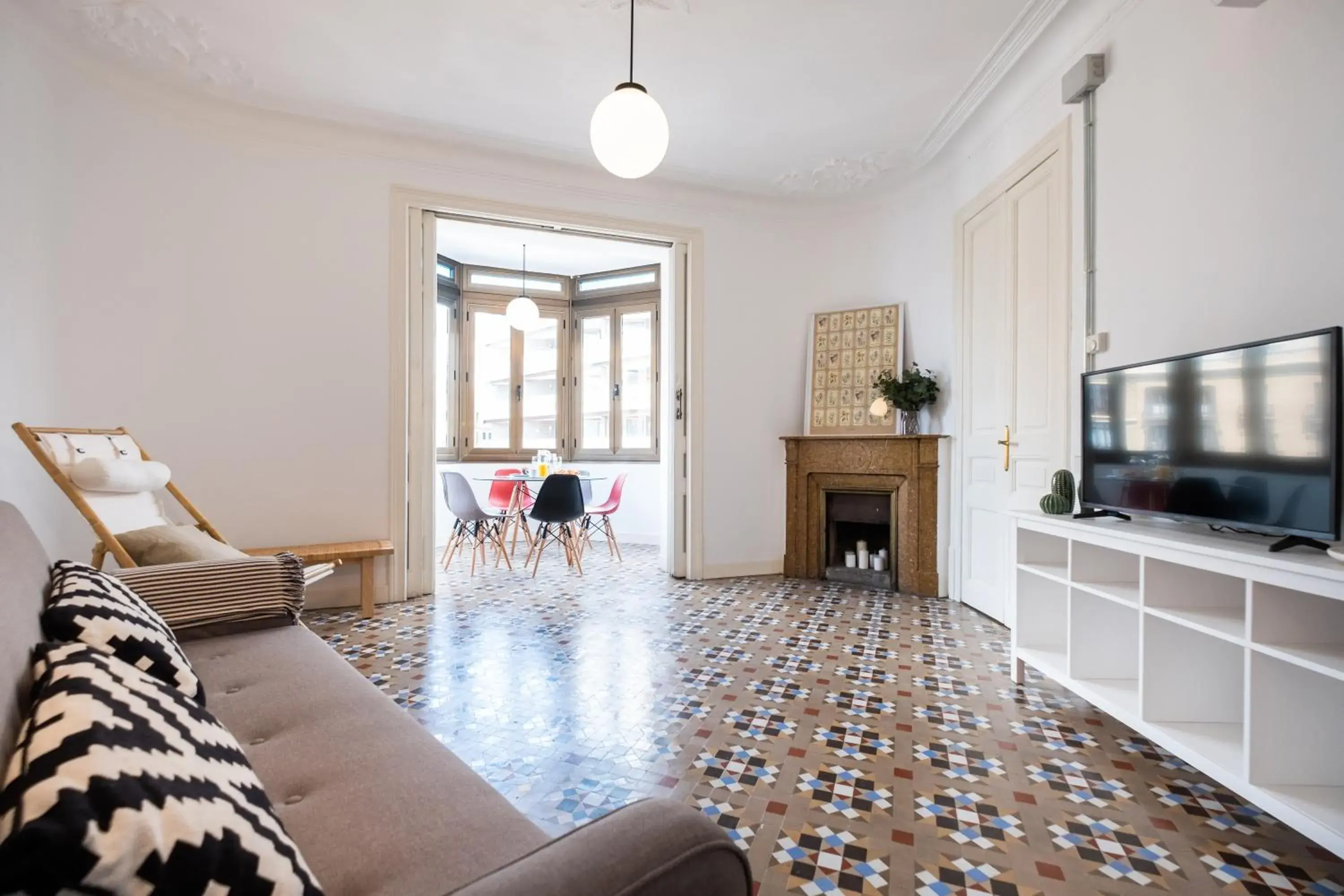 b32-Sunny and Modernist apartment for groups in center b32-Sunny and Modernist apartment for groups in center