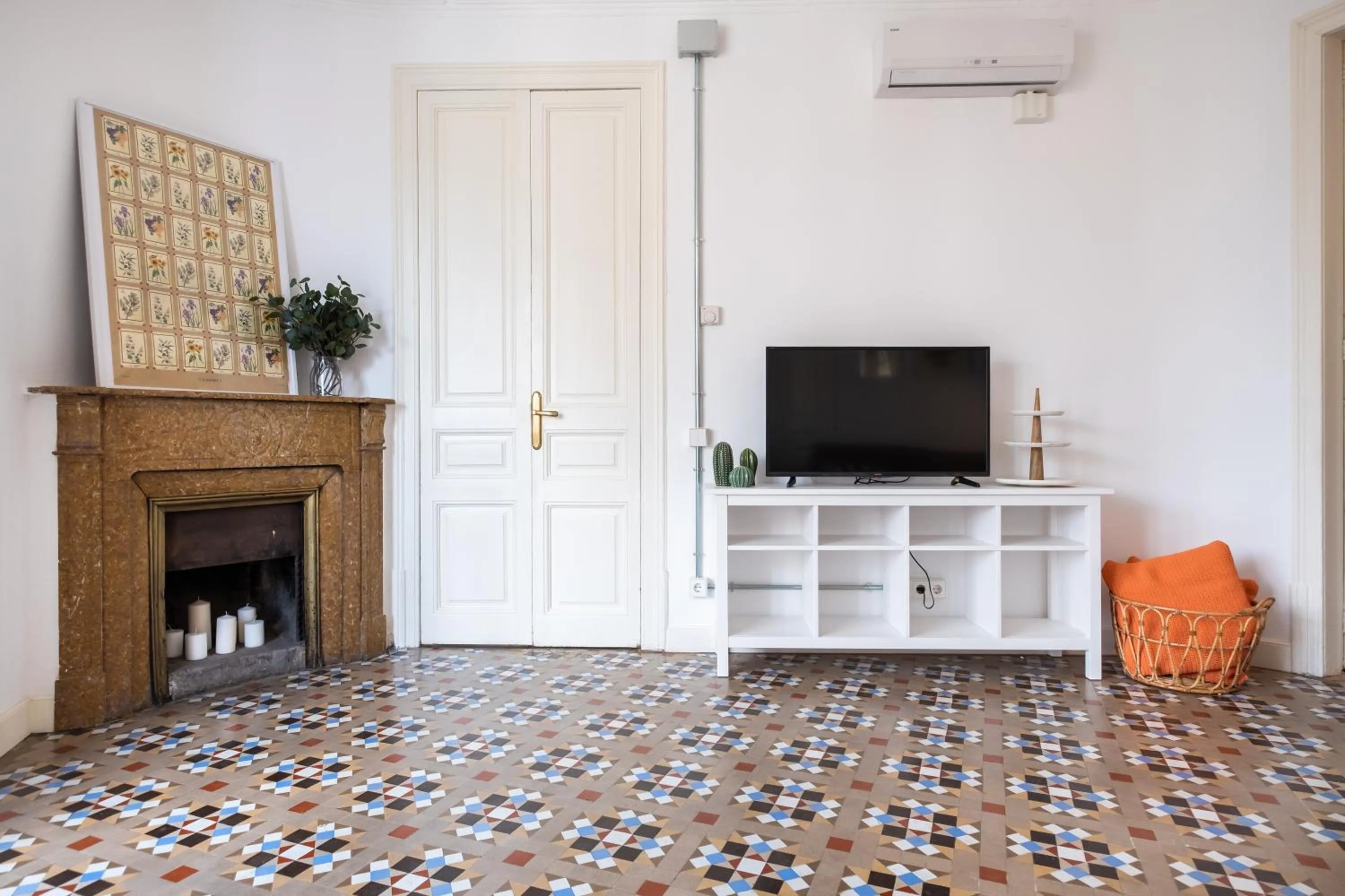 b32-Sunny and Modernist apartment for groups in center