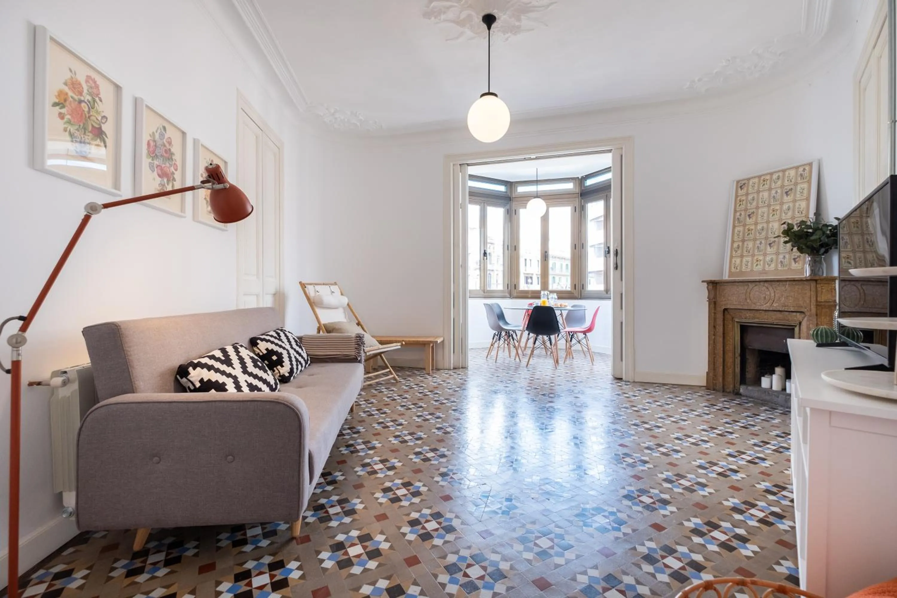 b32-Sunny and Modernist apartment for groups in center