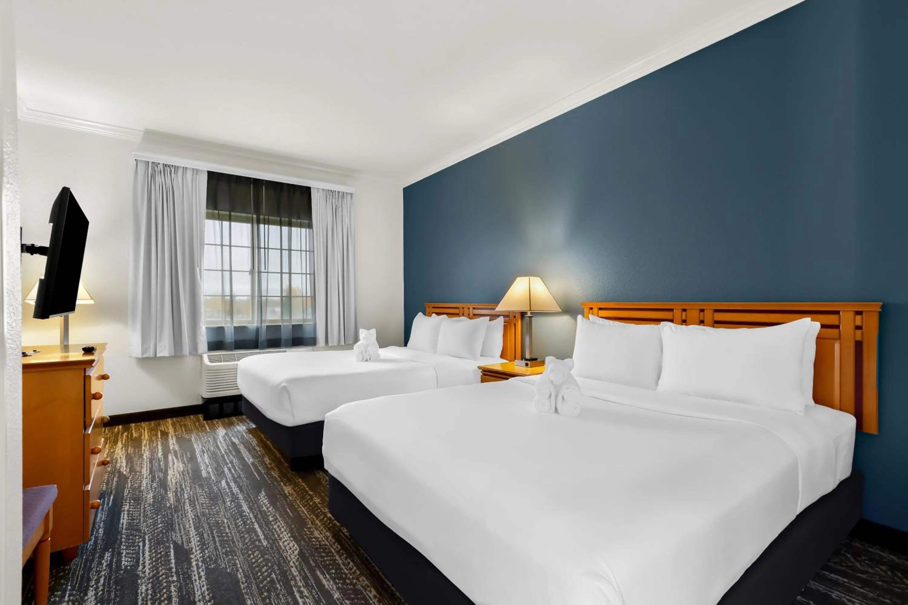 Bed in Clarion Suites Anchorage Downtown