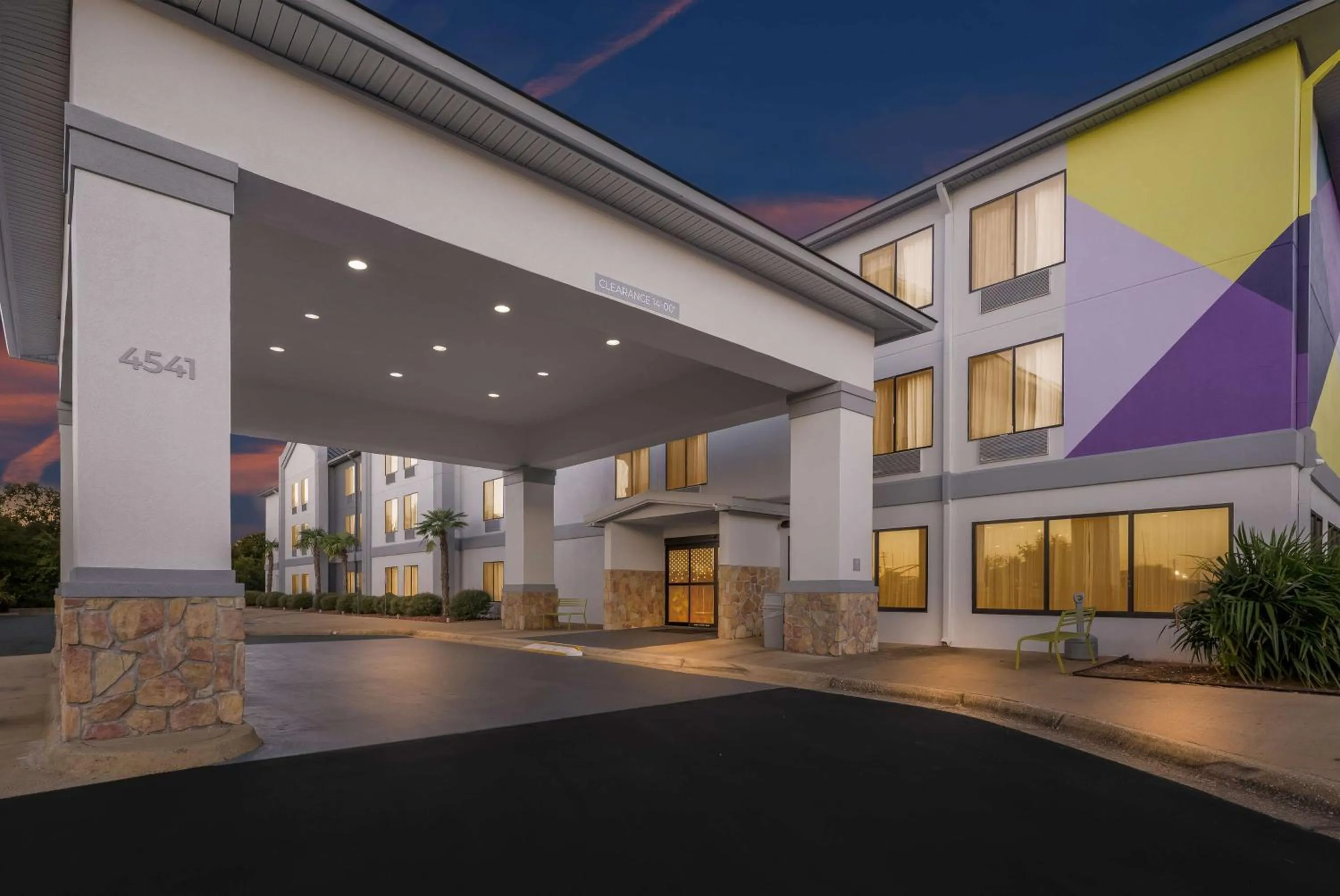 Property building in Spark by Hilton Tuscaloosa University