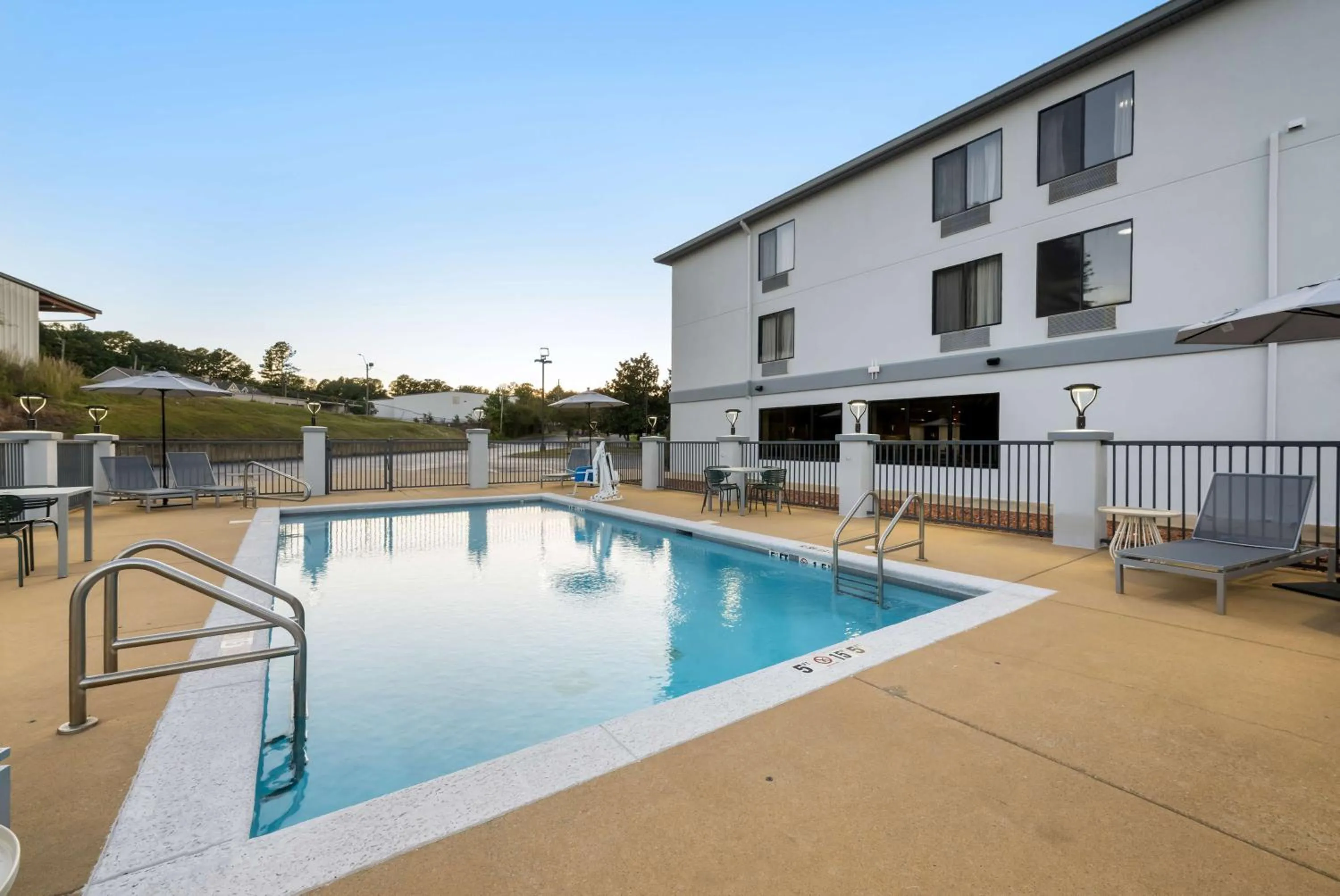 Pool view in Quality Inn
