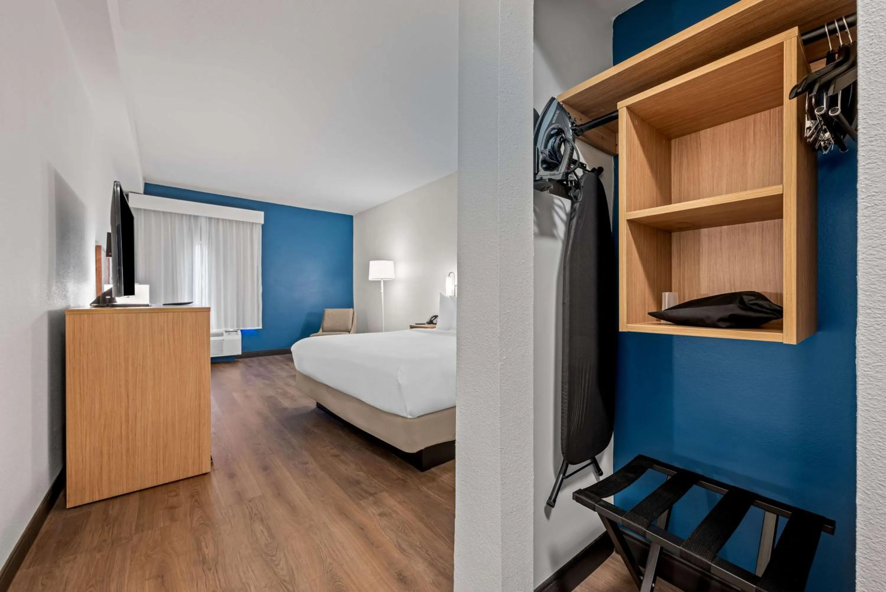 Bed in Spark by Hilton Tuscaloosa University