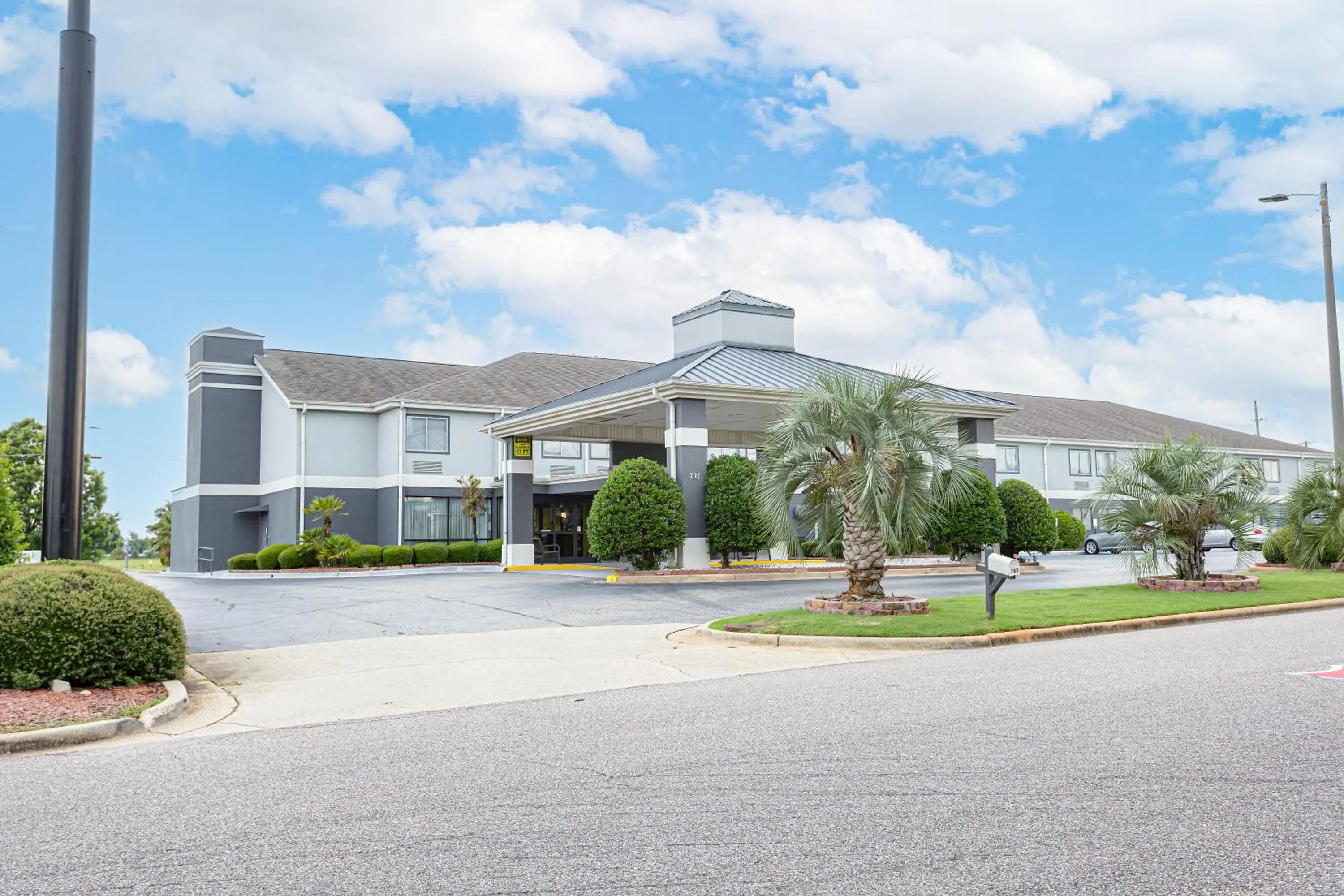 Property building in Quality Inn Prattville I-65