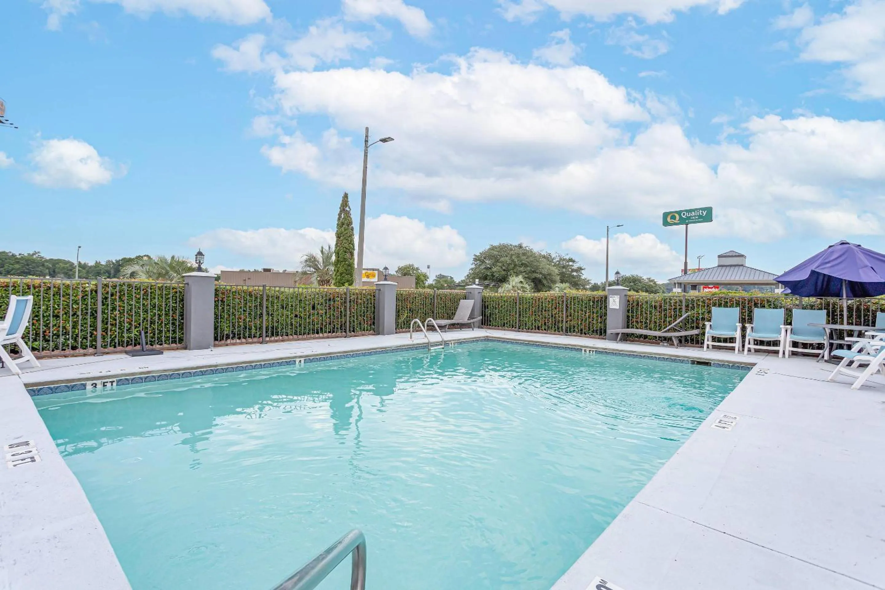 Swimming pool in Quality Inn Prattville I-65