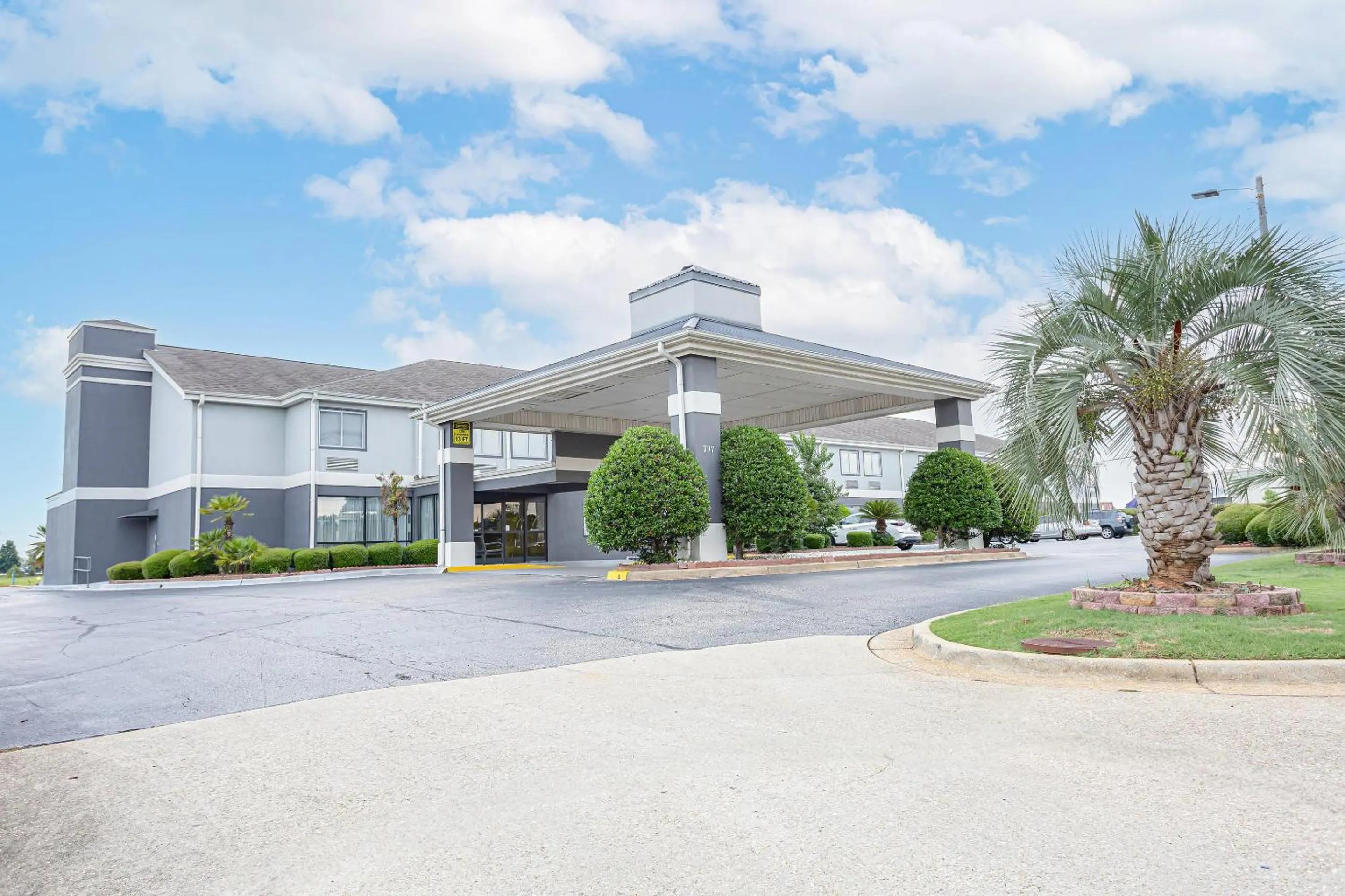 Property building in Quality Inn Prattville I-65