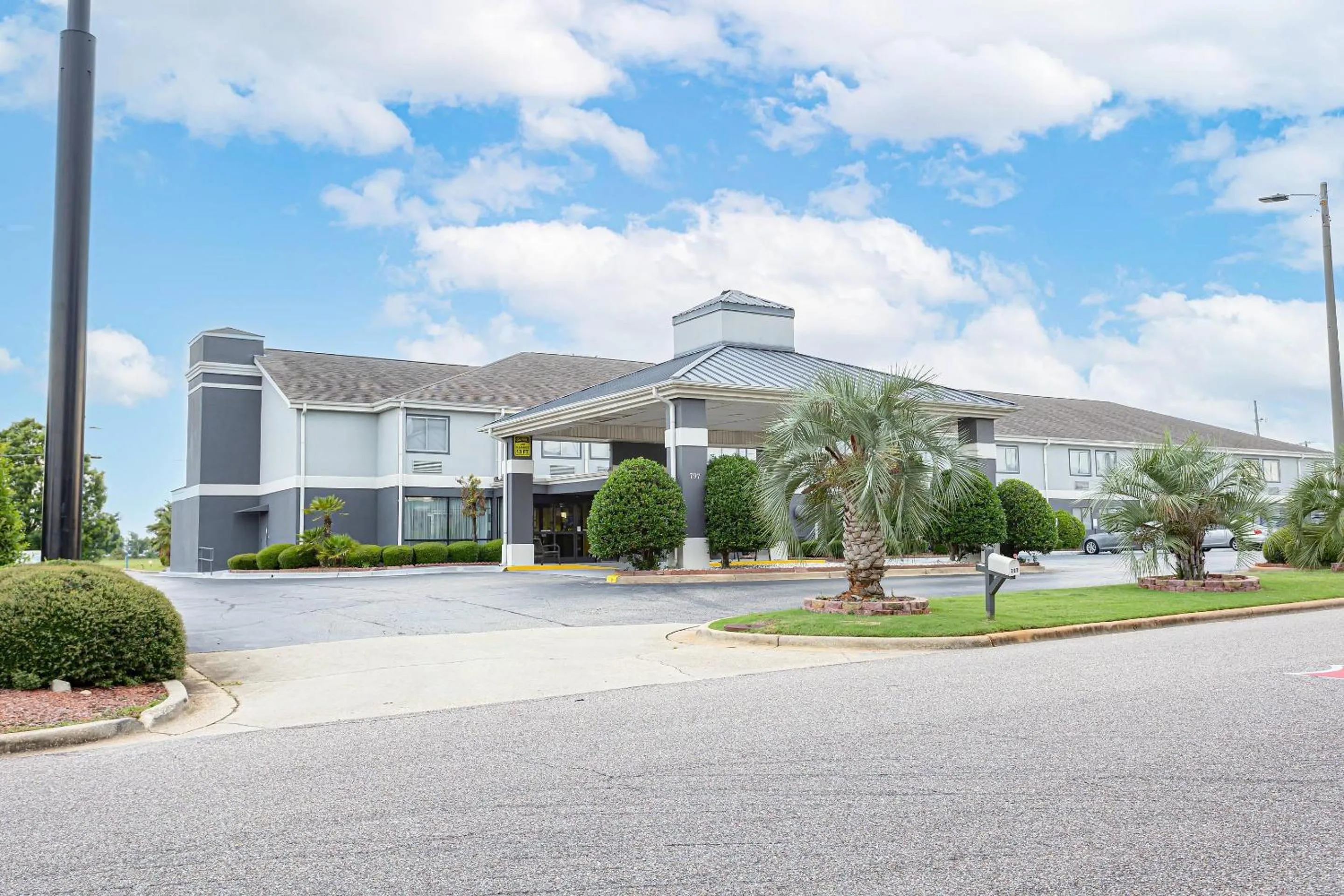 Property building in Quality Inn Prattville I-65